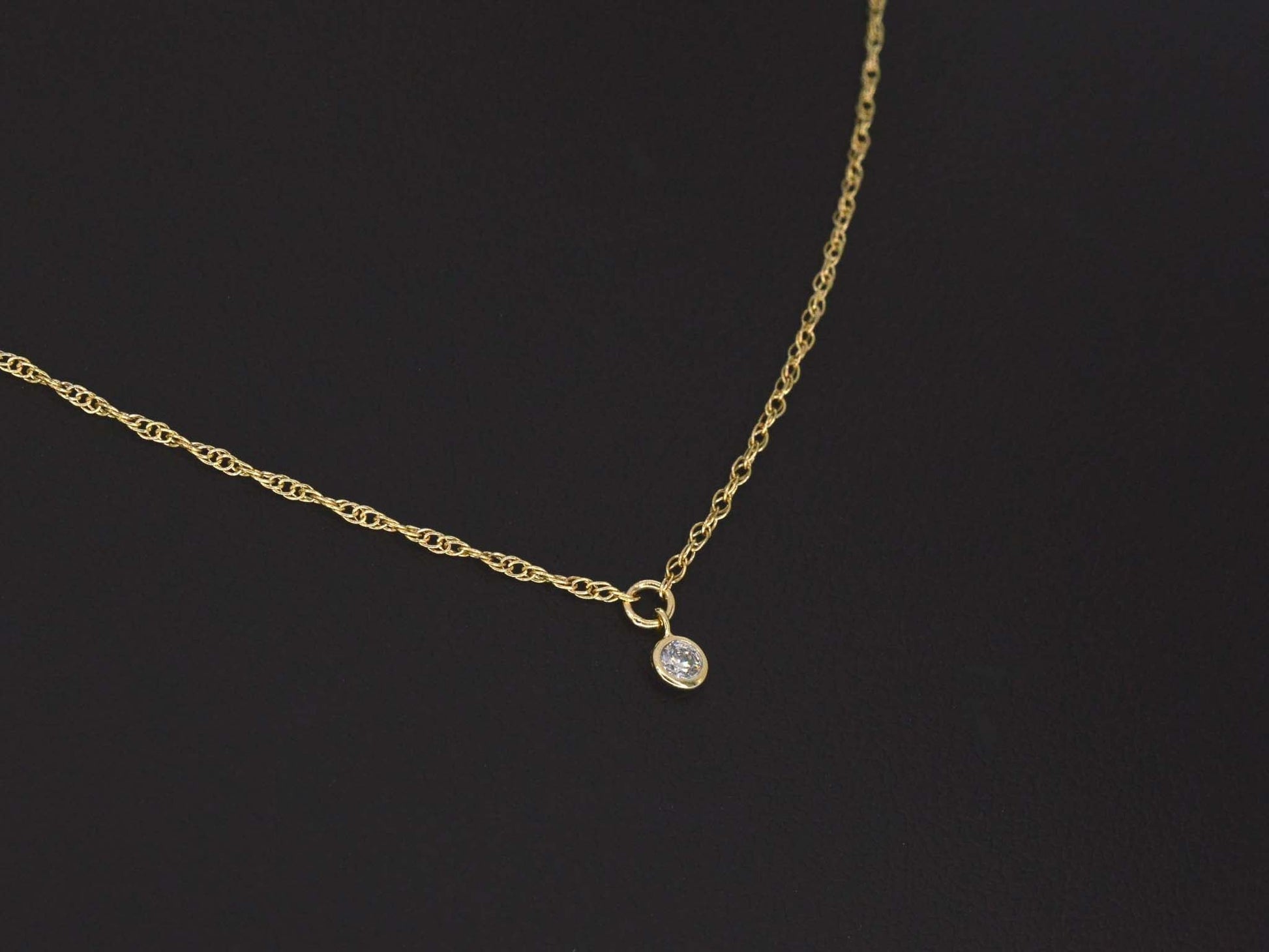 Geelgouden collier met diamant