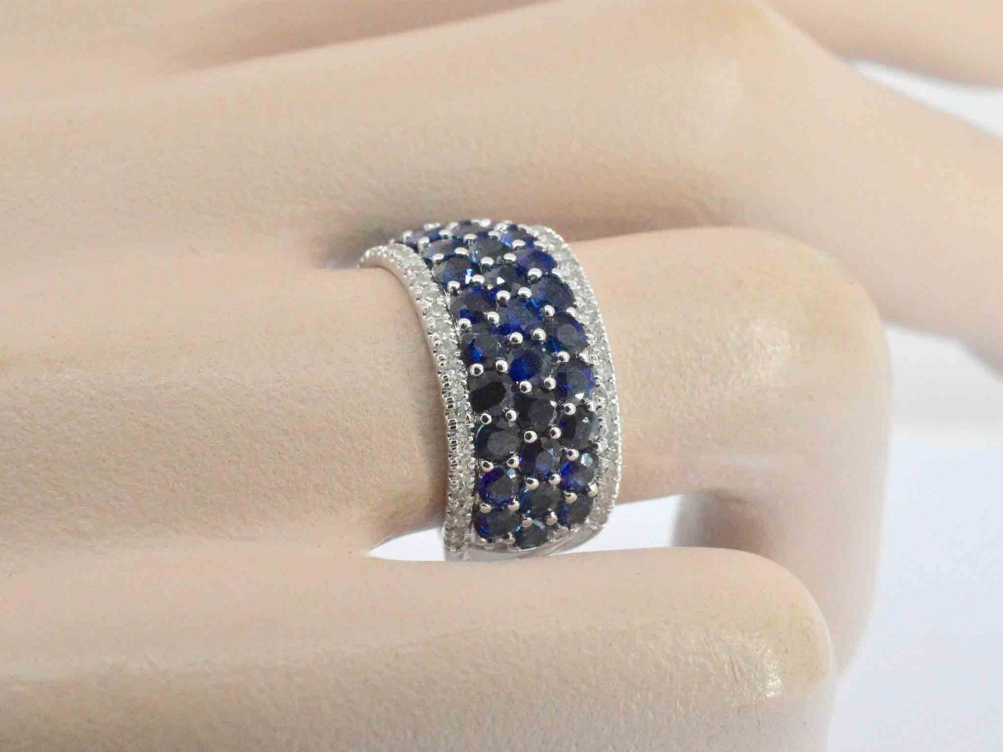 Witgouden rijring met saffieren en diamanten