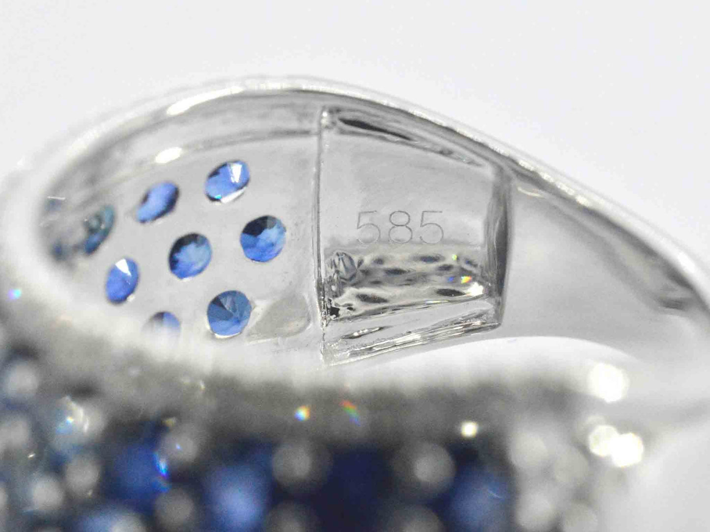 Witgouden rijring met saffieren en diamanten