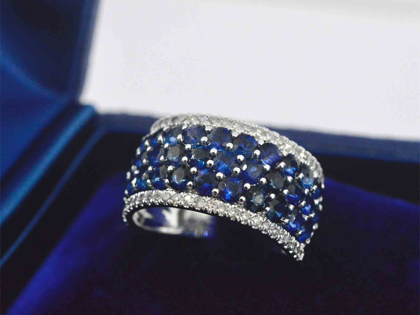 Witgouden rijring met saffieren en diamanten