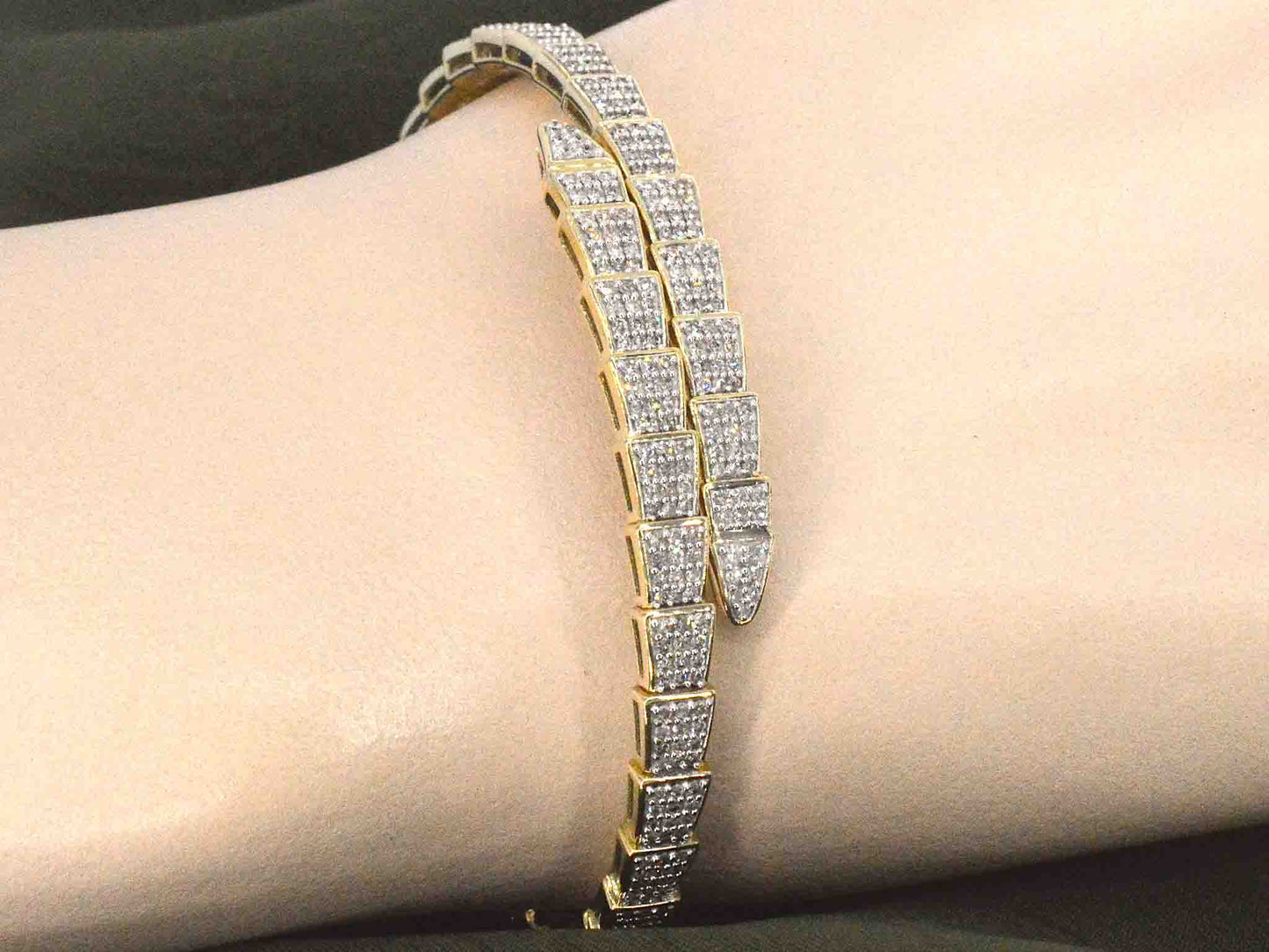 Geelgouden armband van slangen model met natuurlijke diamanten