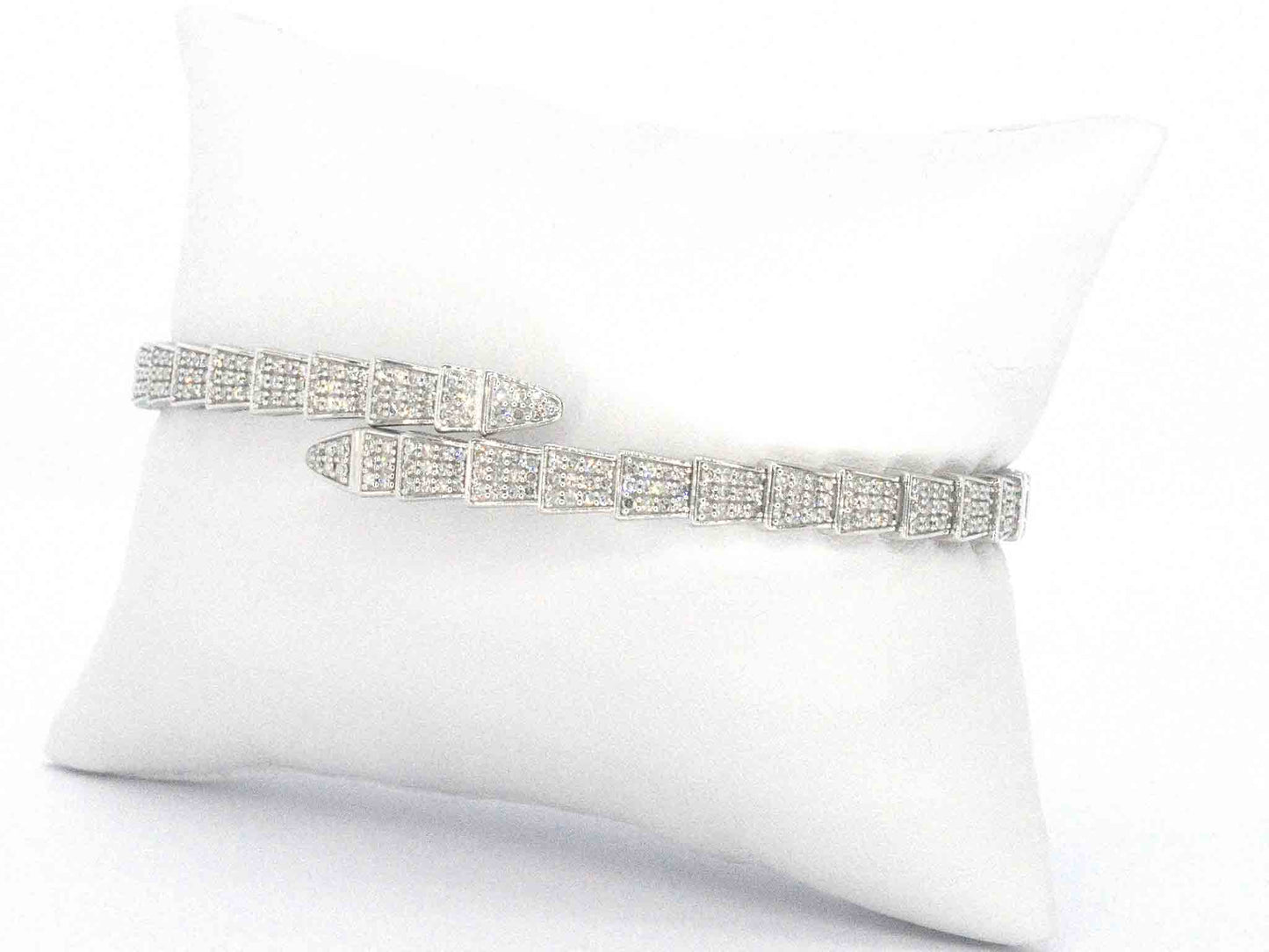 Witgouden armband van slangen model met natuurlijke diamanten