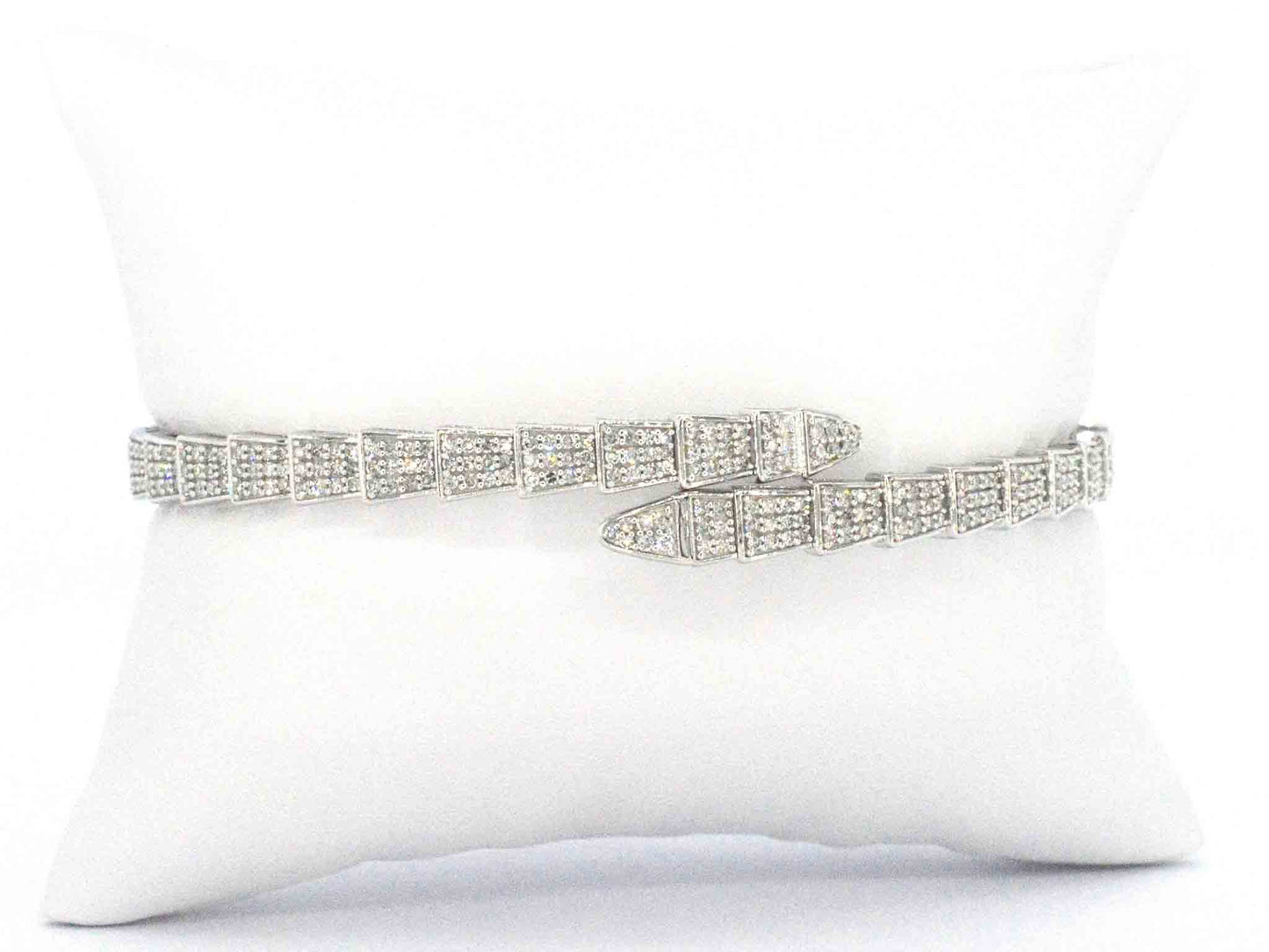Witgouden armband van slangen model met natuurlijke diamanten