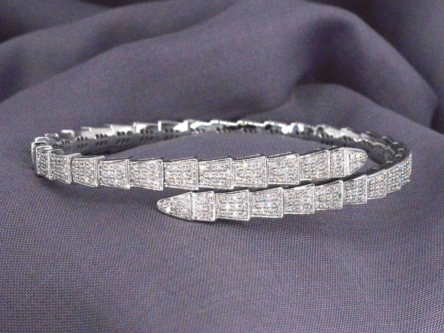 Witgouden armband van slangen model met natuurlijke diamanten