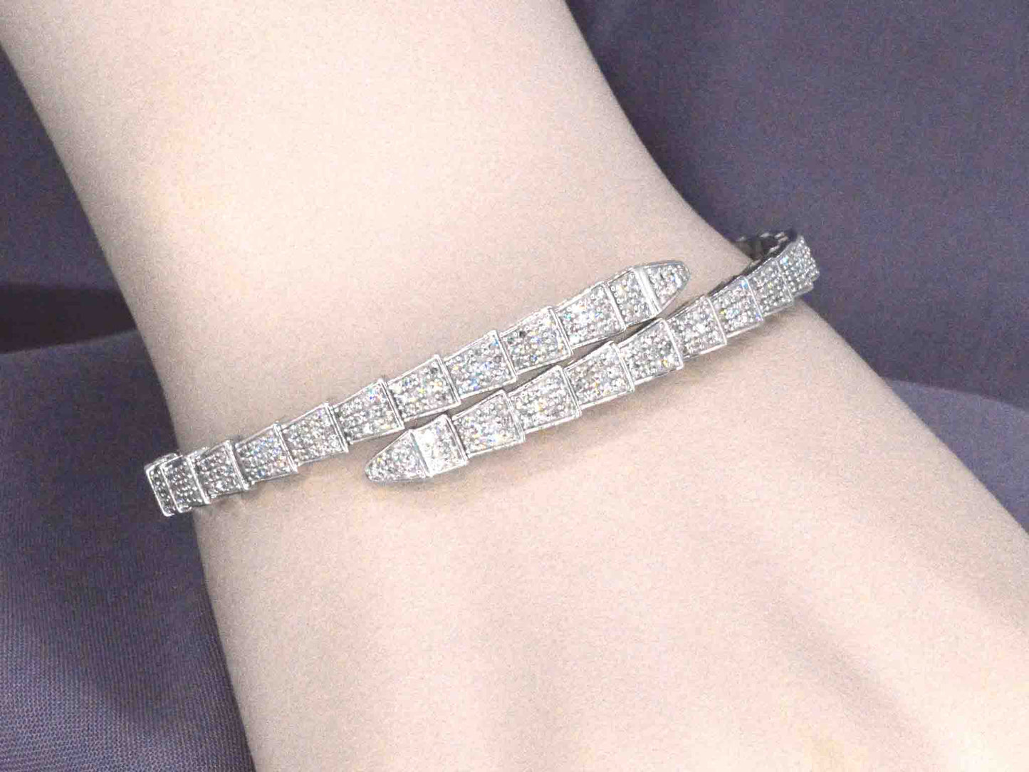 Witgouden armband van slangen model met natuurlijke diamanten