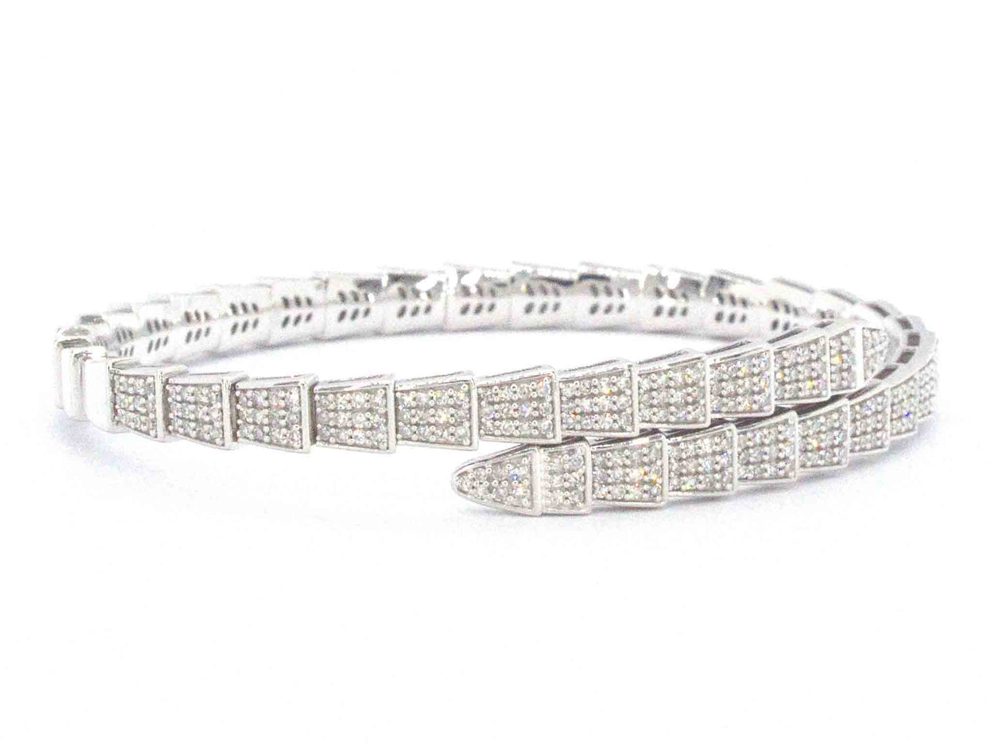 Witgouden armband van slangen model met natuurlijke diamanten