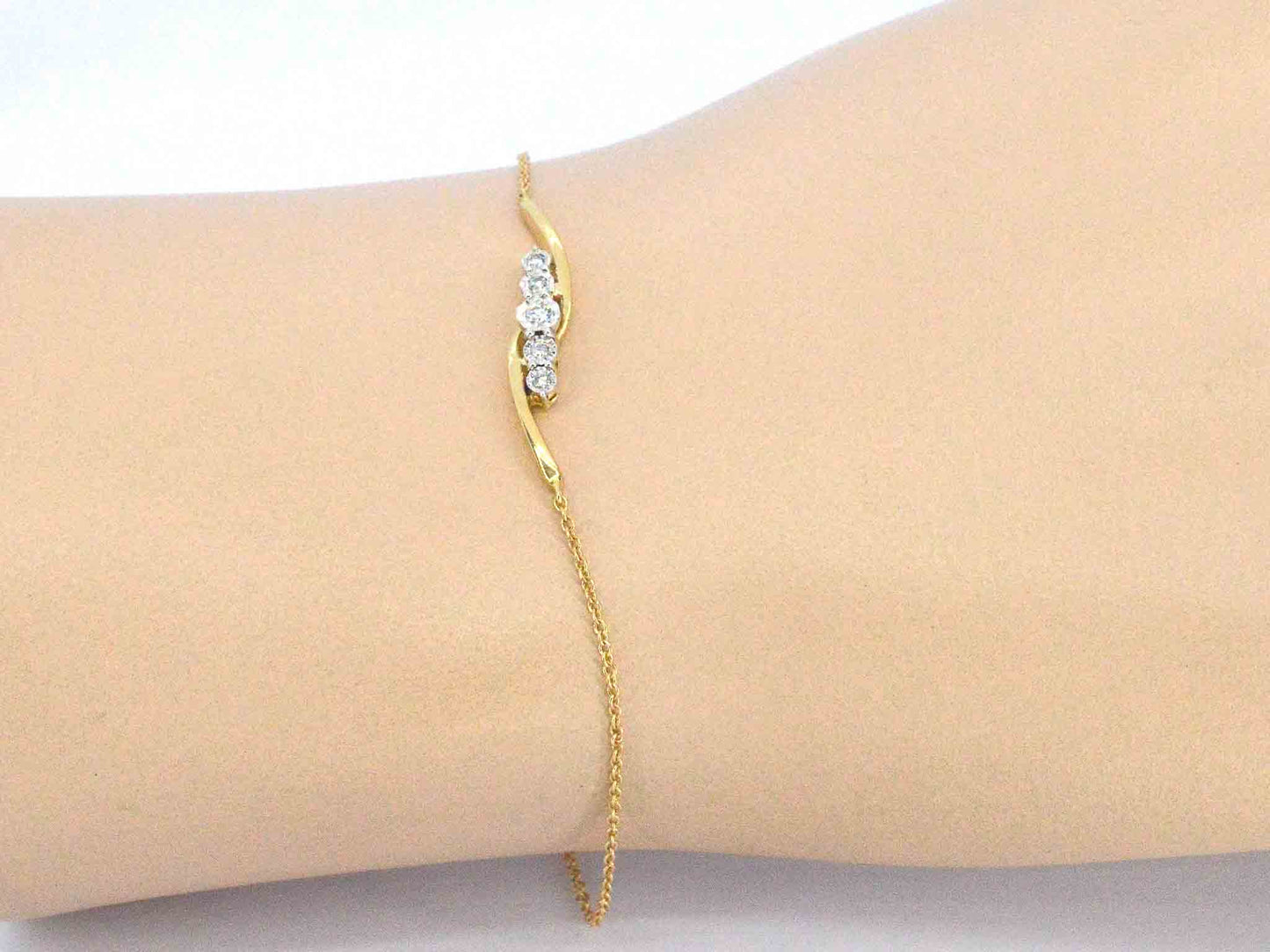Gouden armband met diamanten in een rij gezet