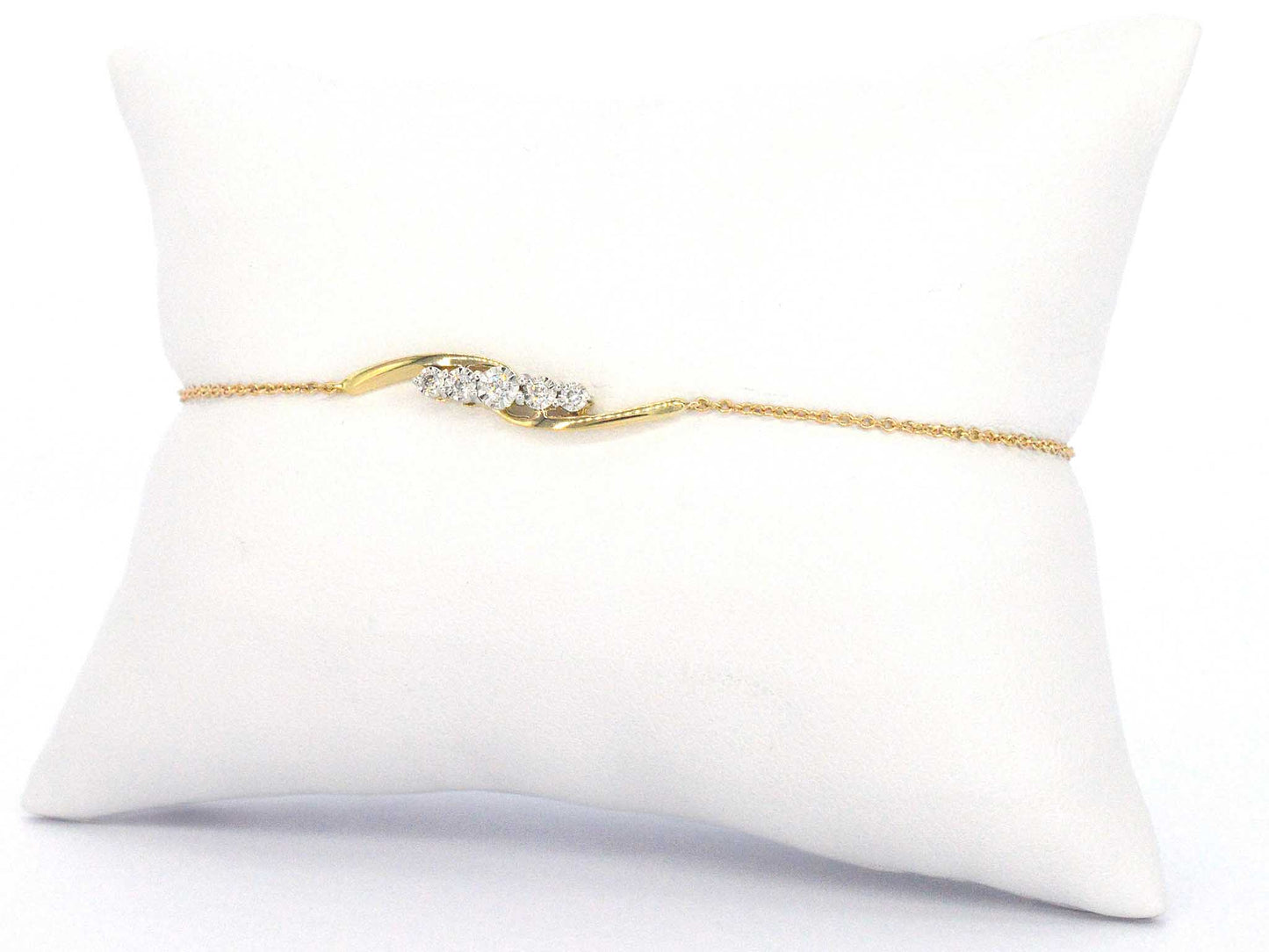 Gouden armband met diamanten in een rij gezet