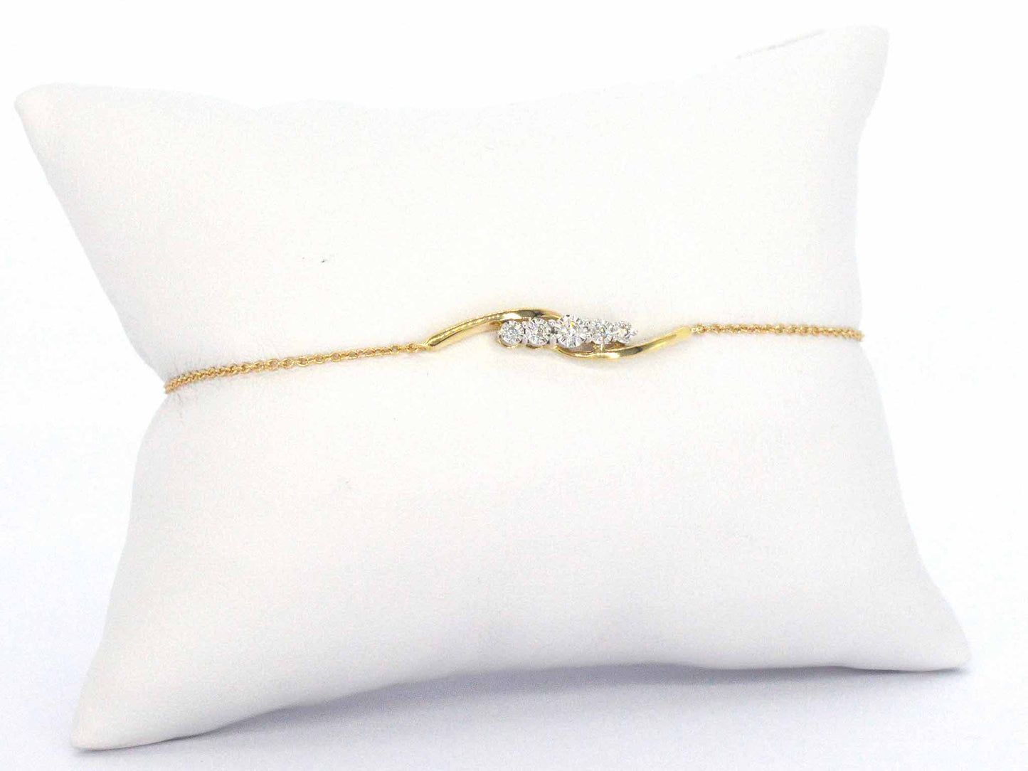 Gouden armband met diamanten in een rij gezet