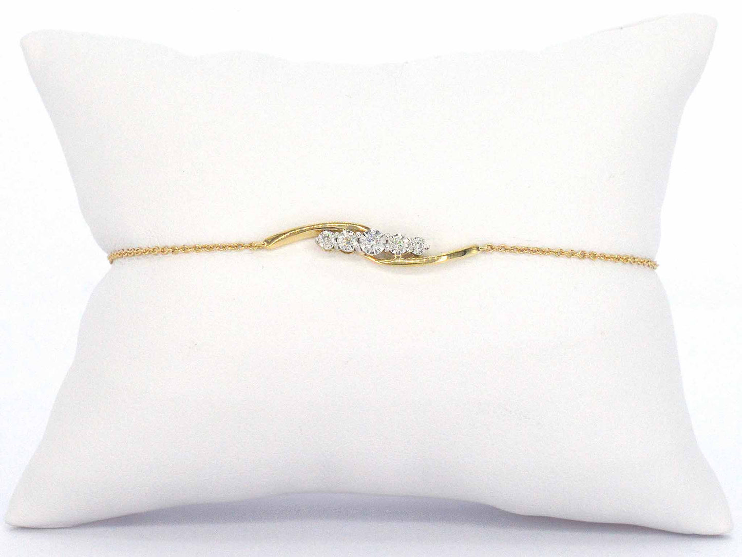 Gouden armband met diamanten in een rij gezet