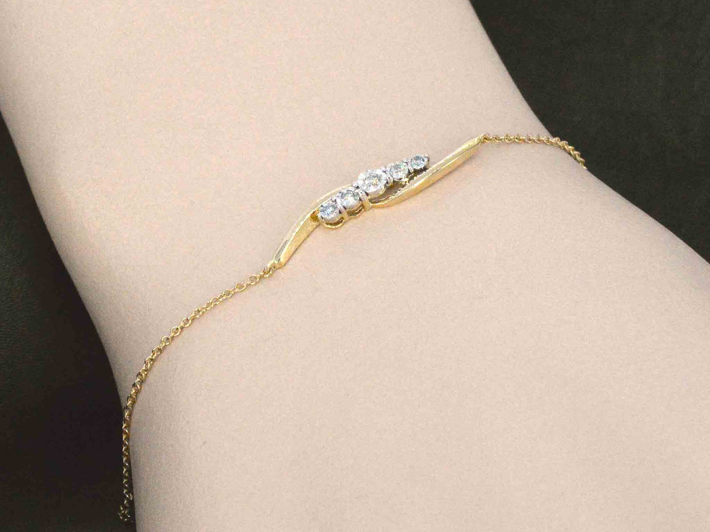 Gouden armband met diamanten in een rij gezet