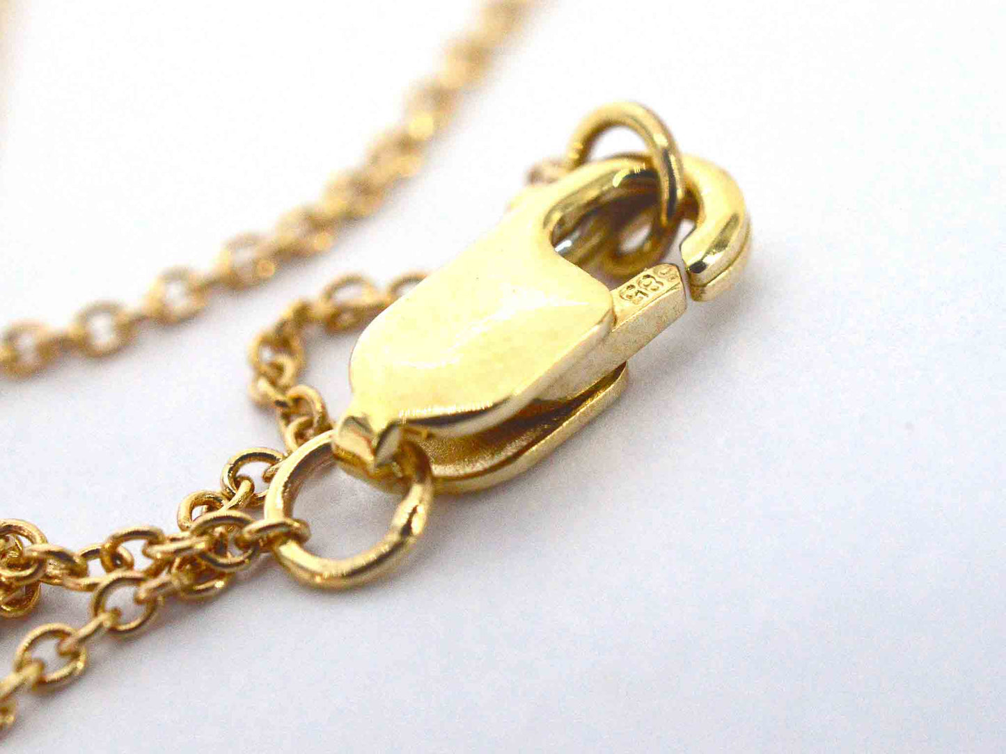 Gouden armband met diamanten in een rij gezet