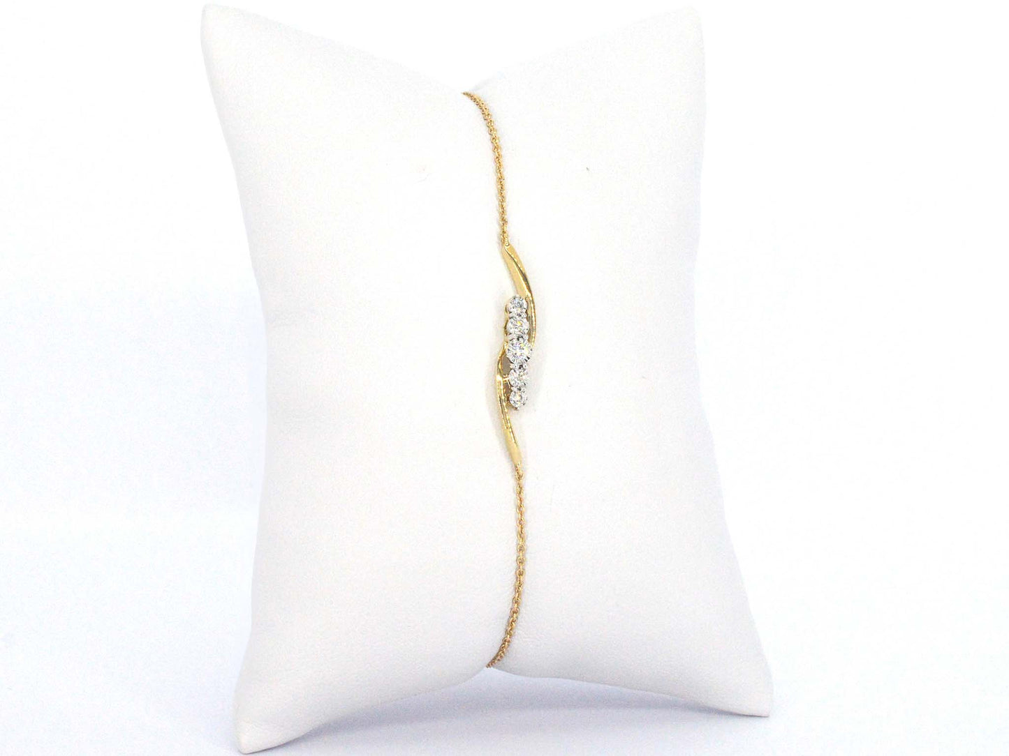 Gouden armband met diamanten in een rij gezet