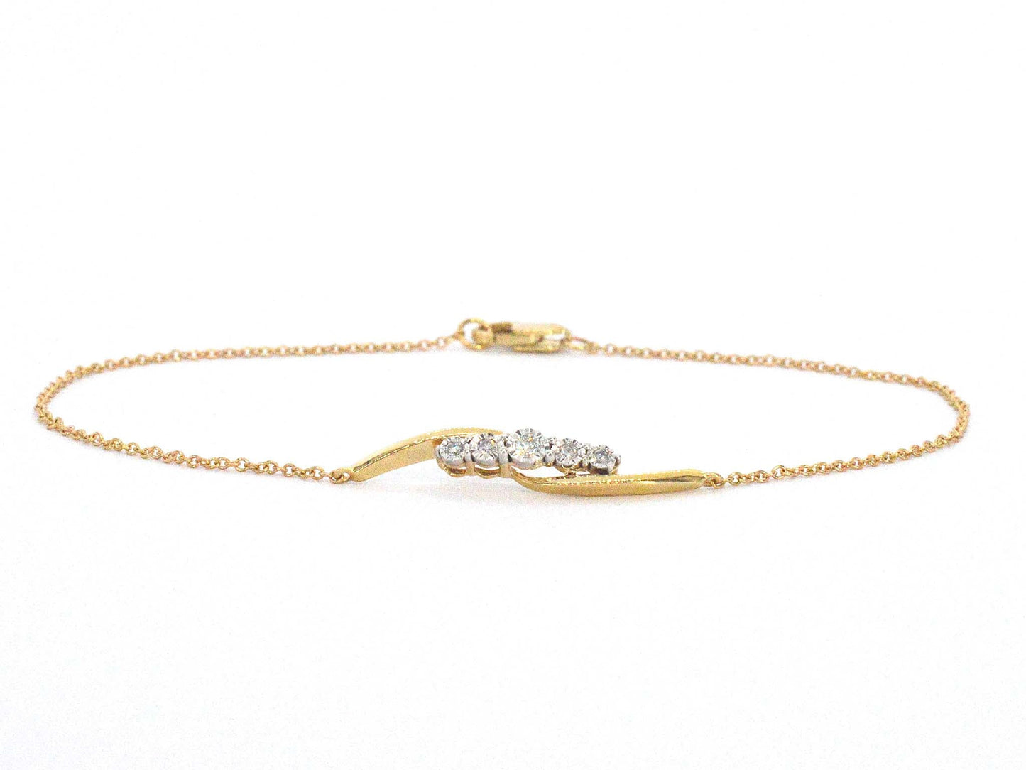 Gouden armband met diamanten in een rij gezet