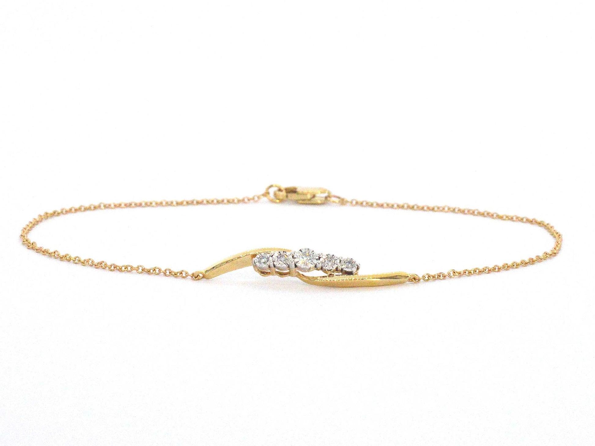 Gouden armband met diamanten in een rij gezet