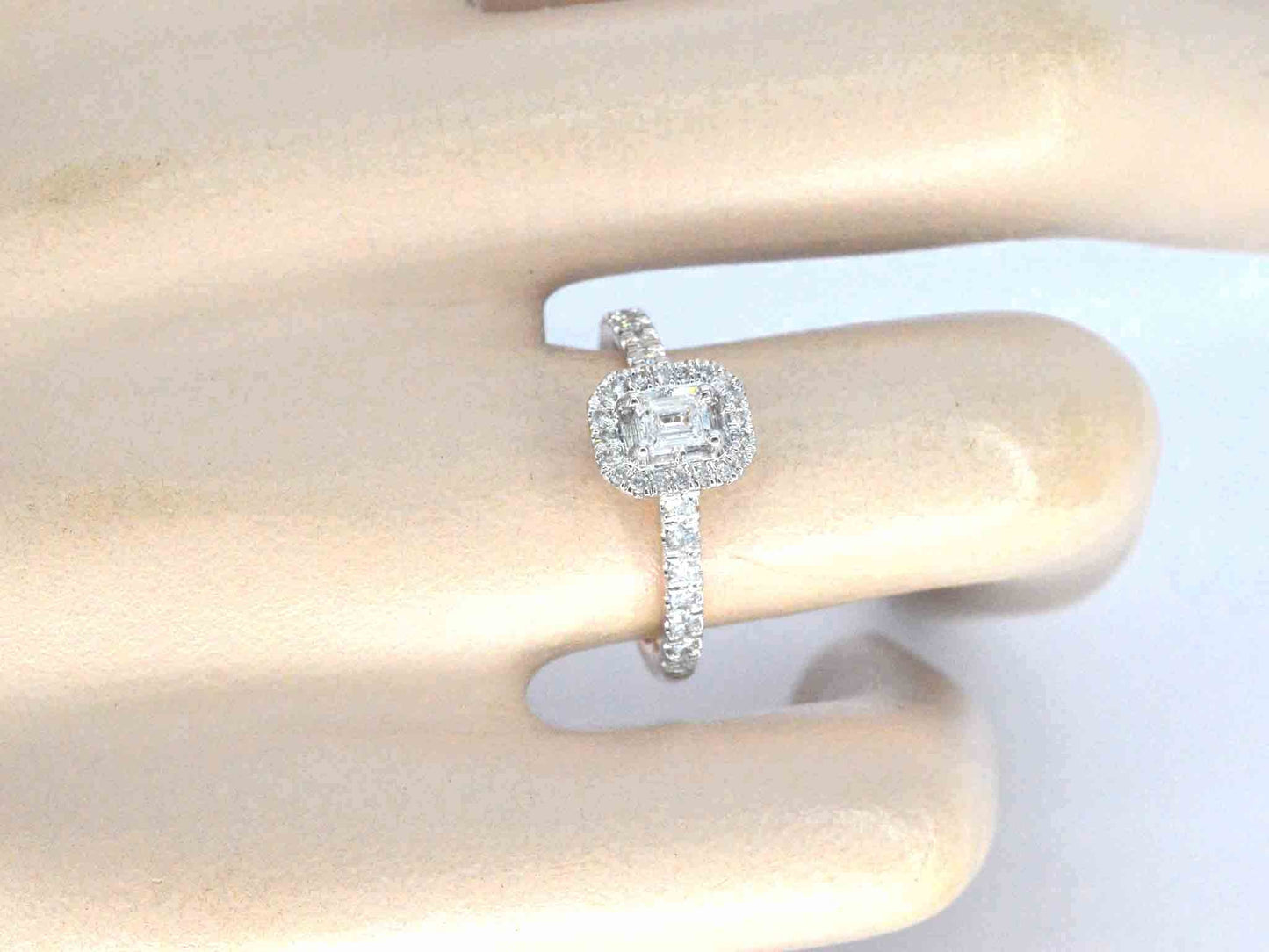 Rosegouden ring met natuurlijke baguette en briljant geslepen diamanten