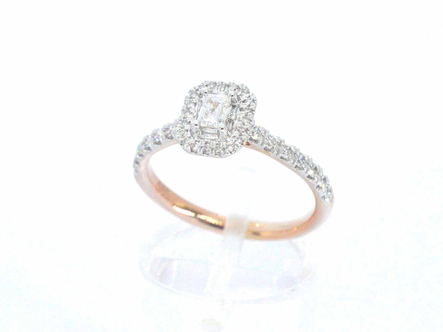 Rosegouden ring met natuurlijke baguette en briljant geslepen diamanten