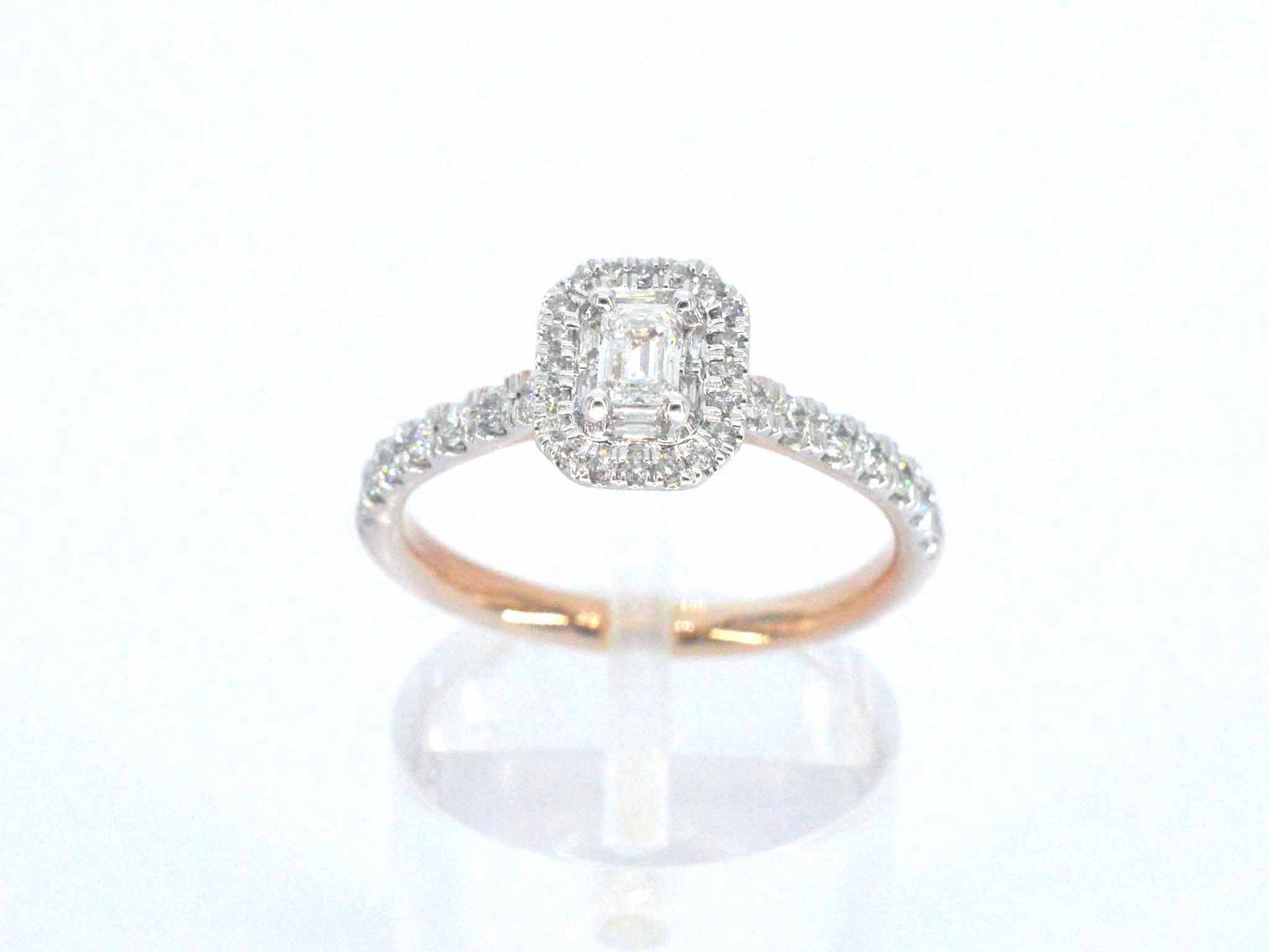 Rosegouden ring met natuurlijke baguette en briljant geslepen diamanten