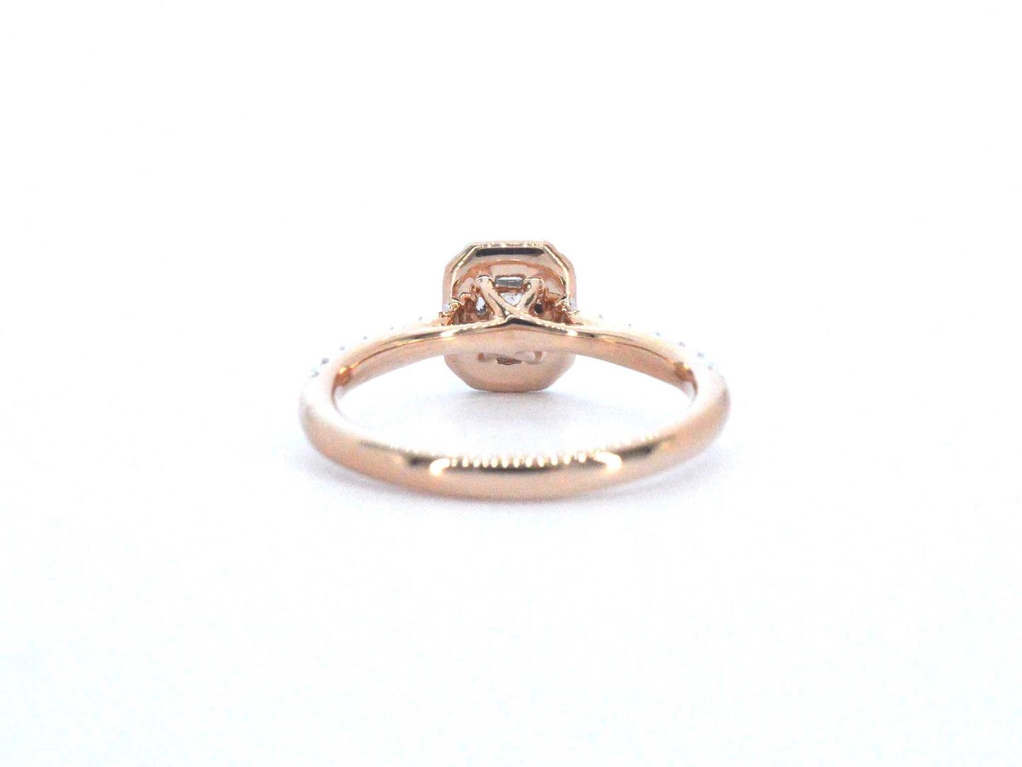 Rosegouden ring met natuurlijke baguette en briljant geslepen diamanten