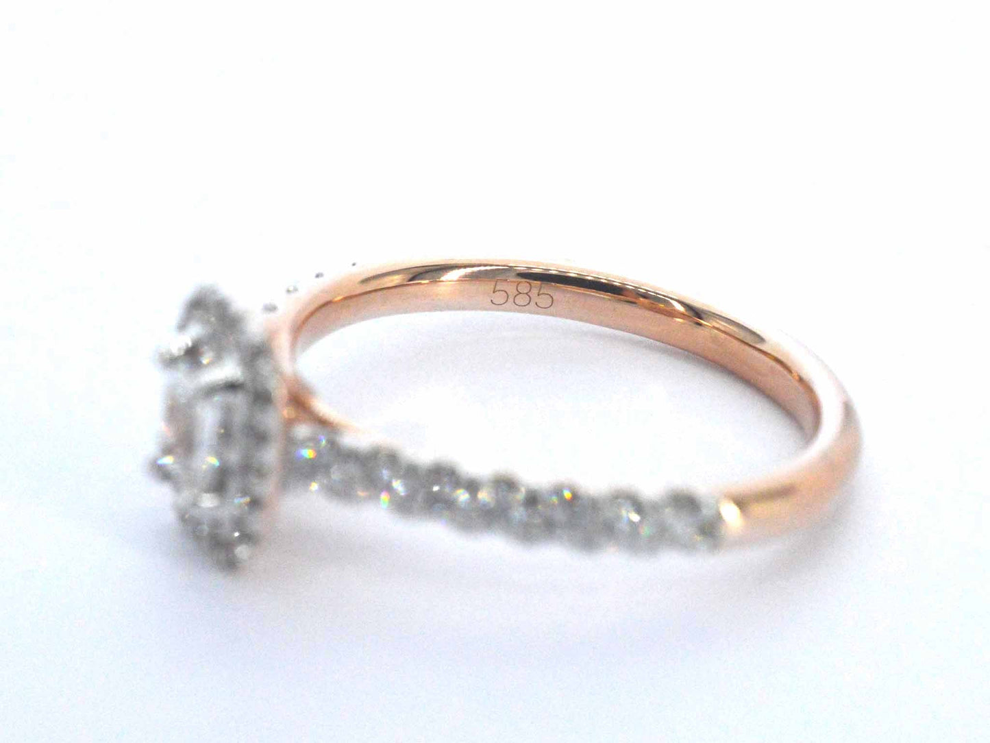 Rosegouden ring met natuurlijke baguette en briljant geslepen diamanten