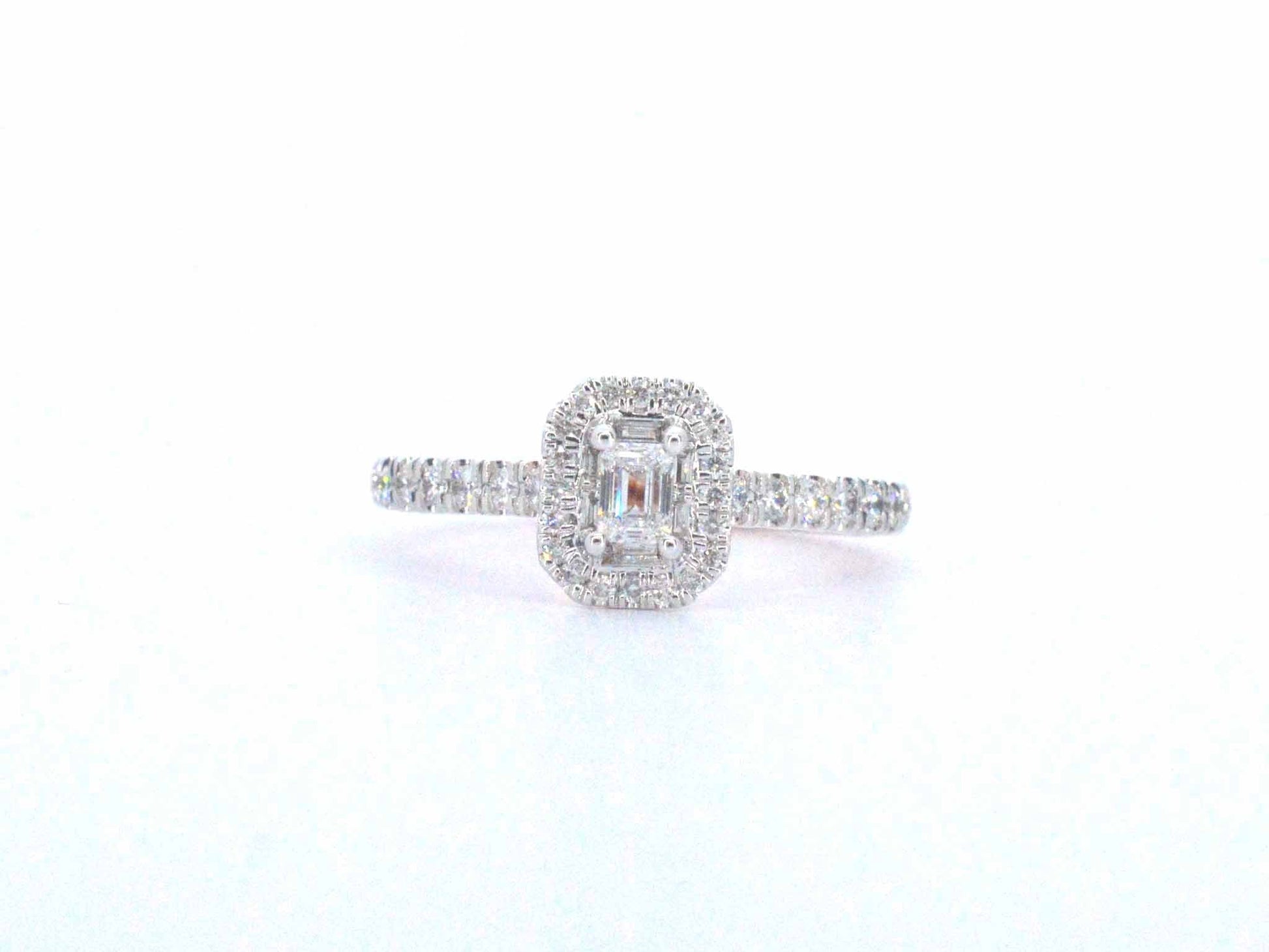 Rosegouden ring met natuurlijke baguette en briljant geslepen diamanten