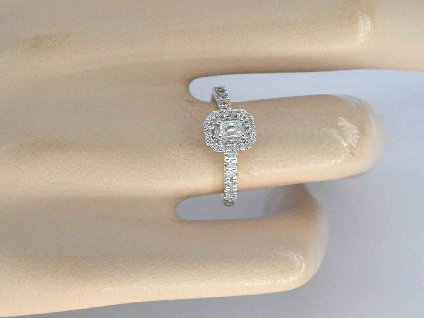 Gouden ring met natuurlijke baguette en briljant geslepen diamanten