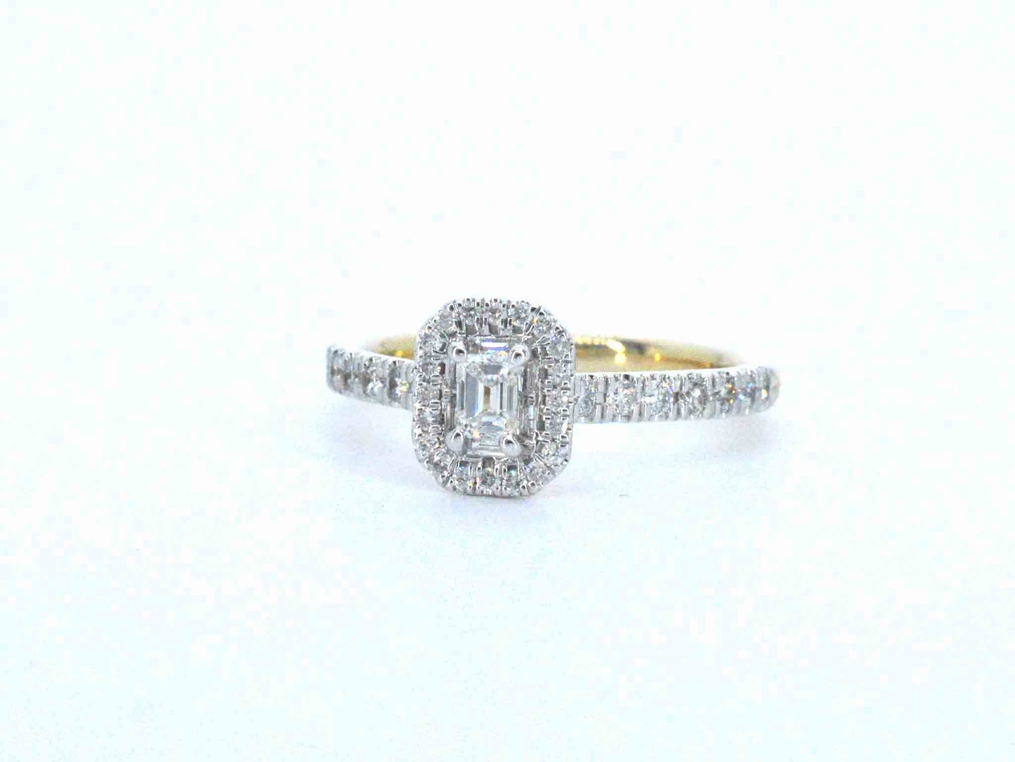 Gouden ring met natuurlijke baguette en briljant geslepen diamanten