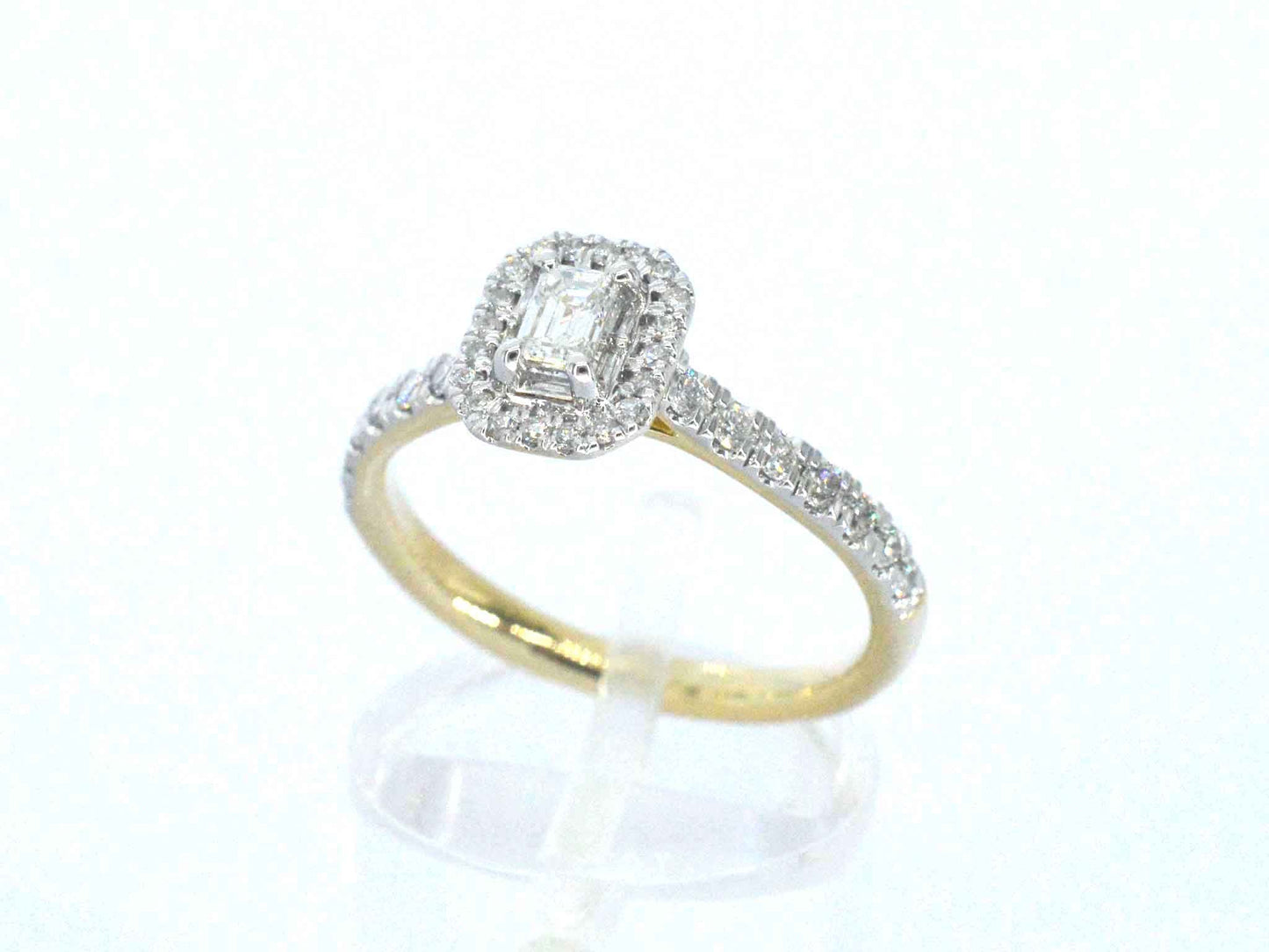 Gouden ring met natuurlijke baguette en briljant geslepen diamanten