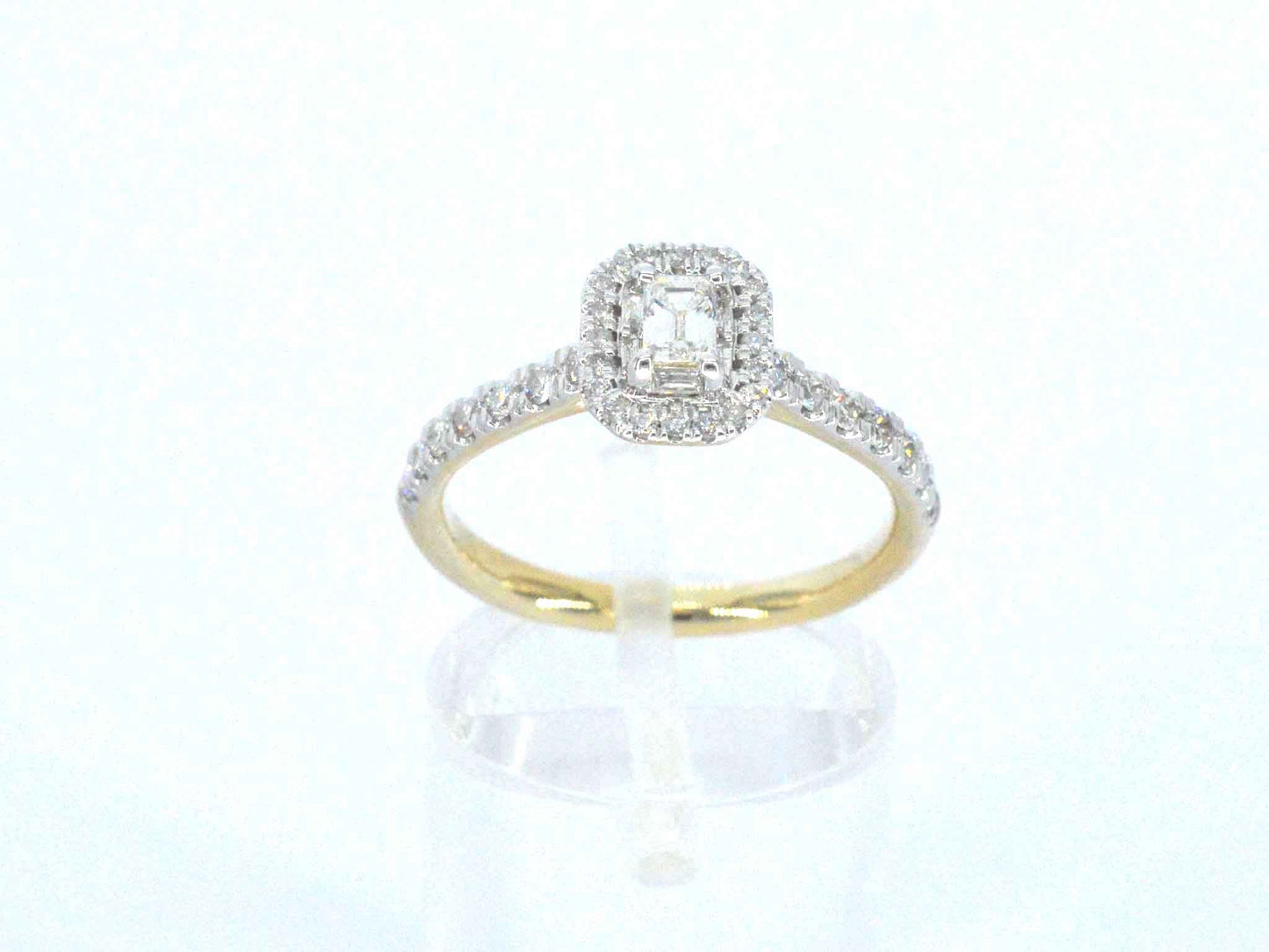 Gouden ring met natuurlijke baguette en briljant geslepen diamanten