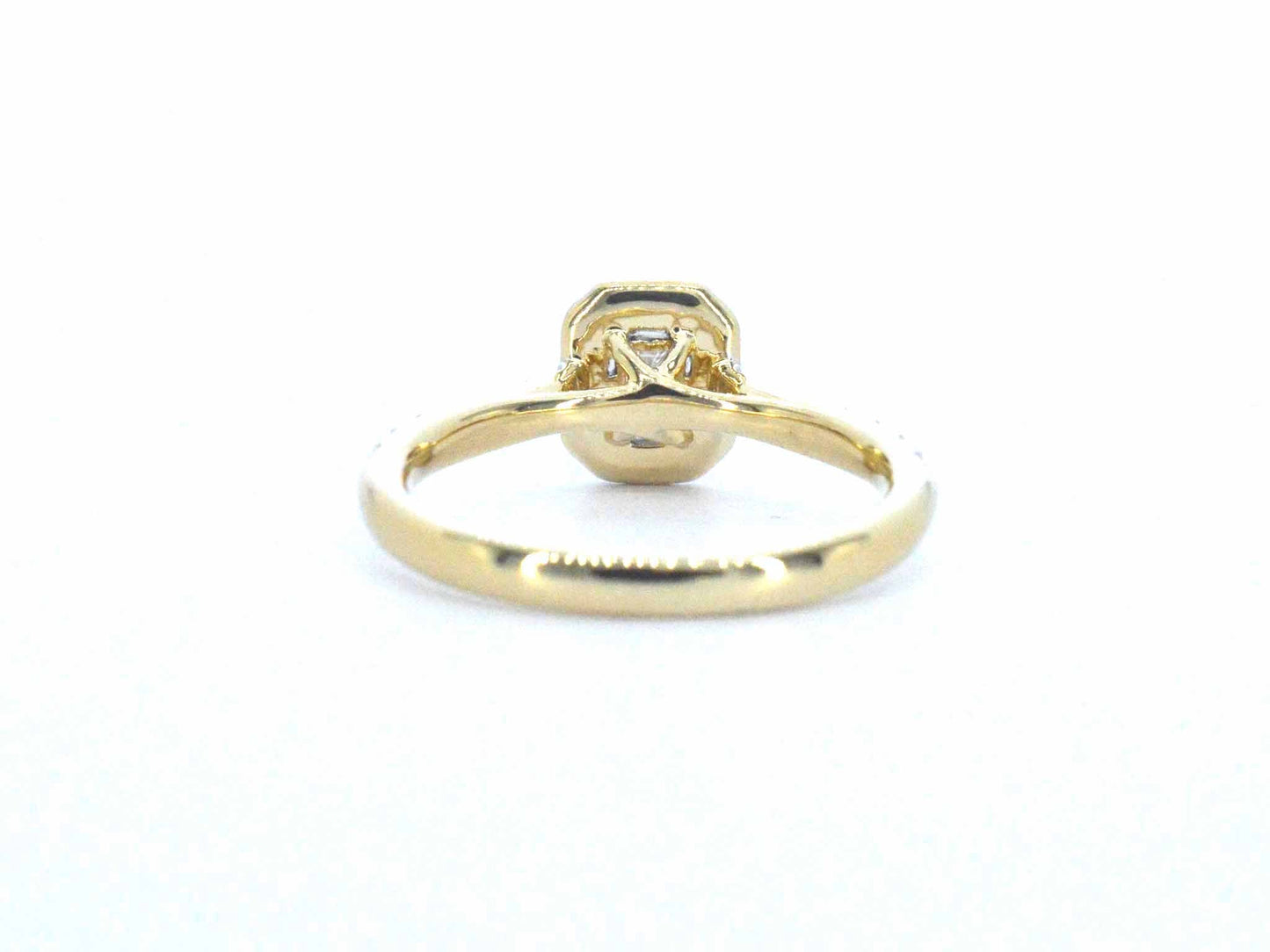 Gouden ring met natuurlijke baguette en briljant geslepen diamanten