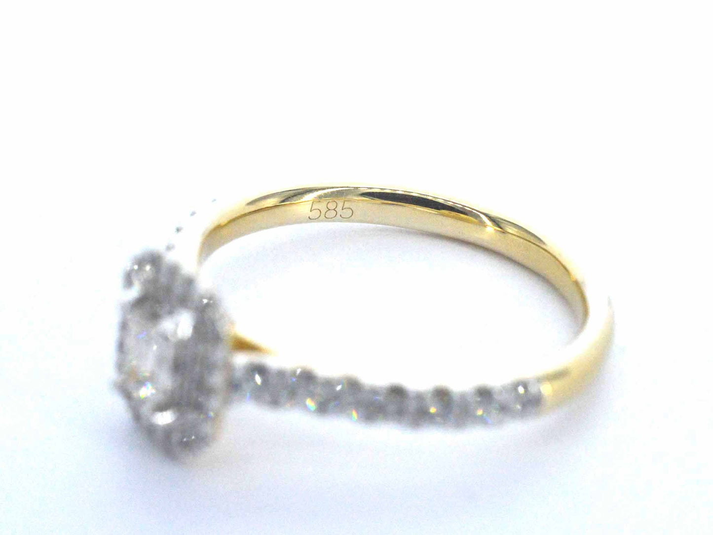 Gouden ring met natuurlijke baguette en briljant geslepen diamanten