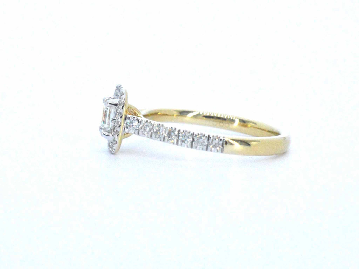 Gouden ring met natuurlijke baguette en briljant geslepen diamanten