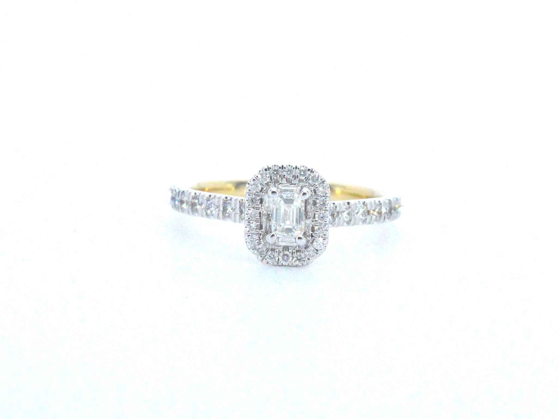 Gouden ring met natuurlijke baguette en briljant geslepen diamanten