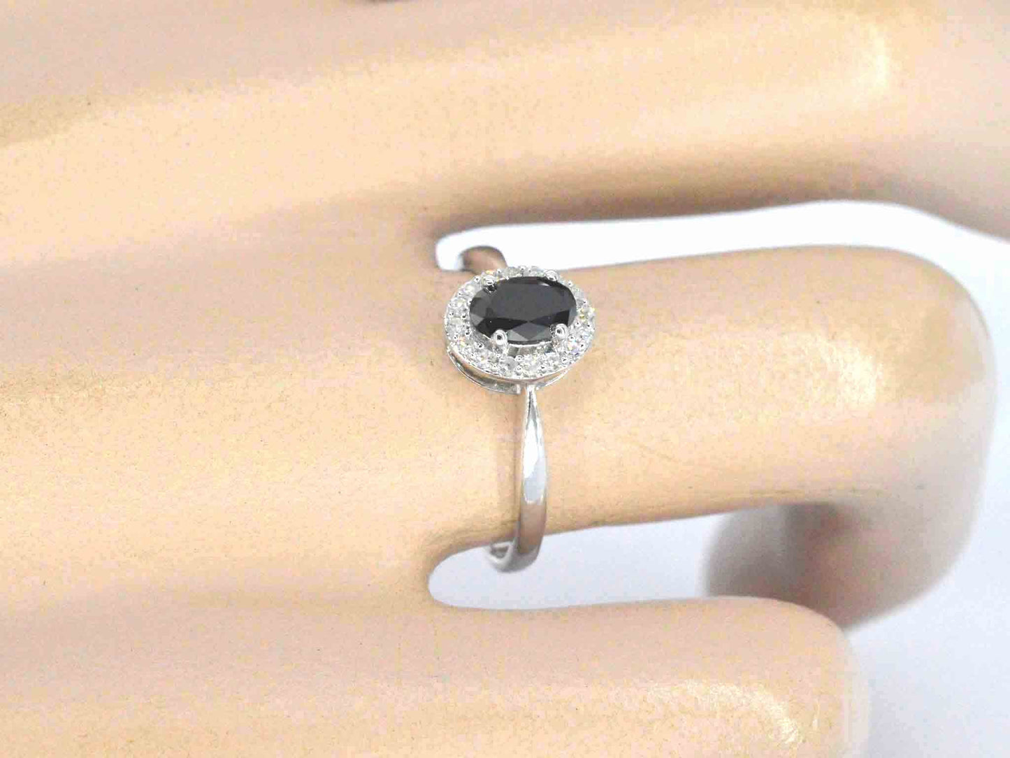 Witgouden ring met een grote zwarte diamant en natuurlijke witte diamanten