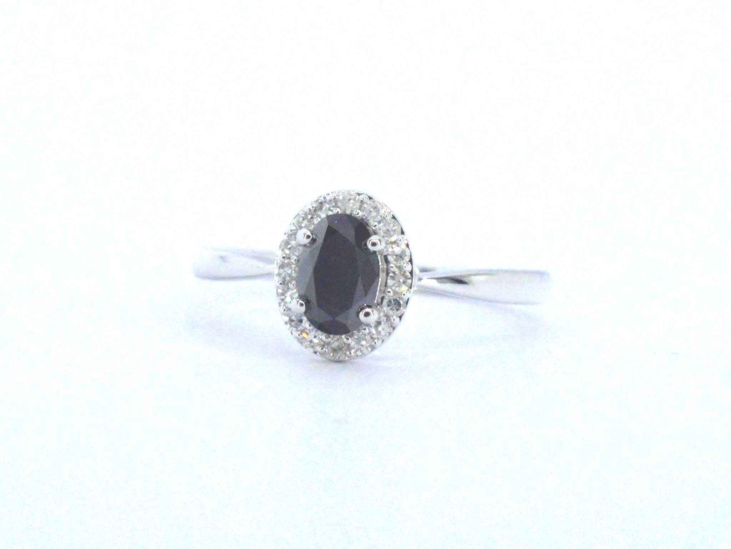 Witgouden ring met een grote zwarte diamant en natuurlijke witte diamanten