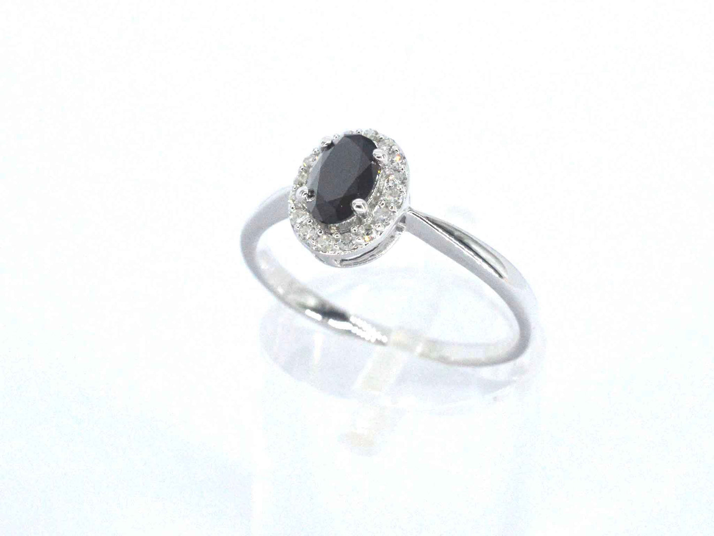 Witgouden ring met een grote zwarte diamant en natuurlijke witte diamanten