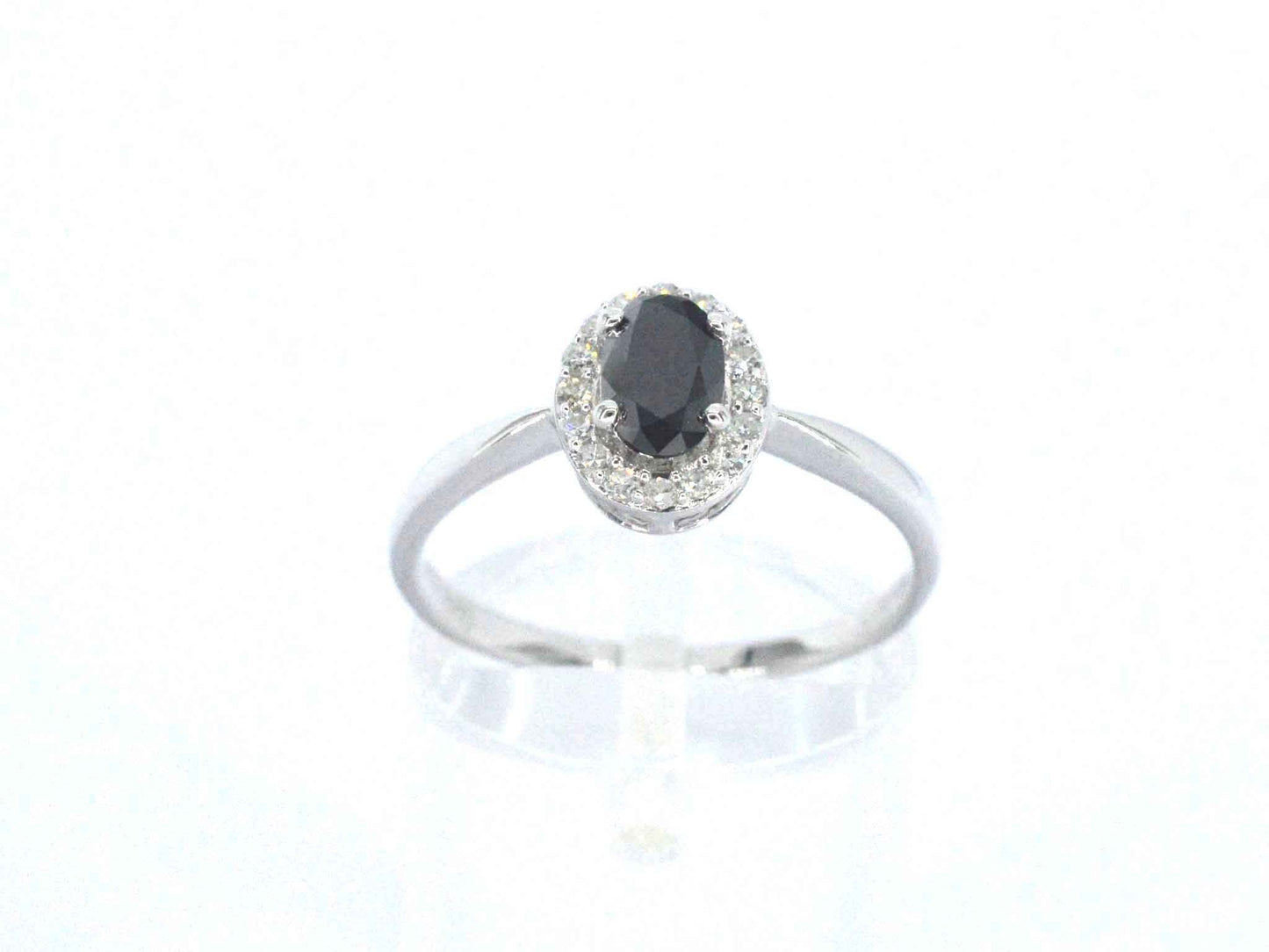 Witgouden ring met een grote zwarte diamant en natuurlijke witte diamanten