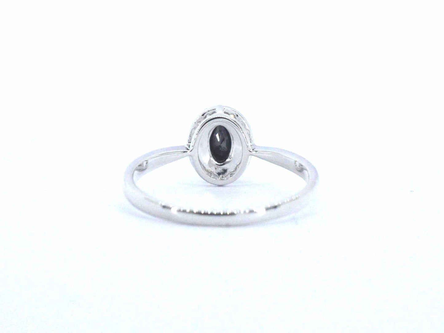 Witgouden ring met een grote zwarte diamant en natuurlijke witte diamanten