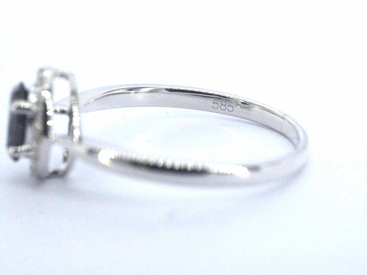 Witgouden ring met een grote zwarte diamant en natuurlijke witte diamanten