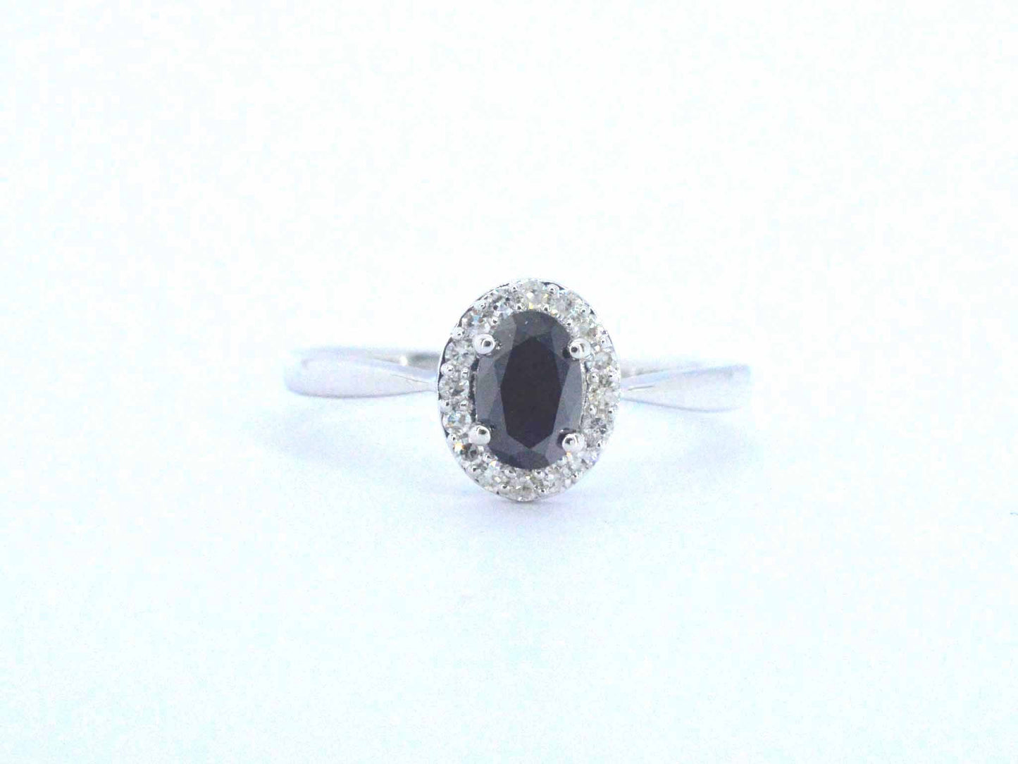 Witgouden ring met een grote zwarte diamant en natuurlijke witte diamanten