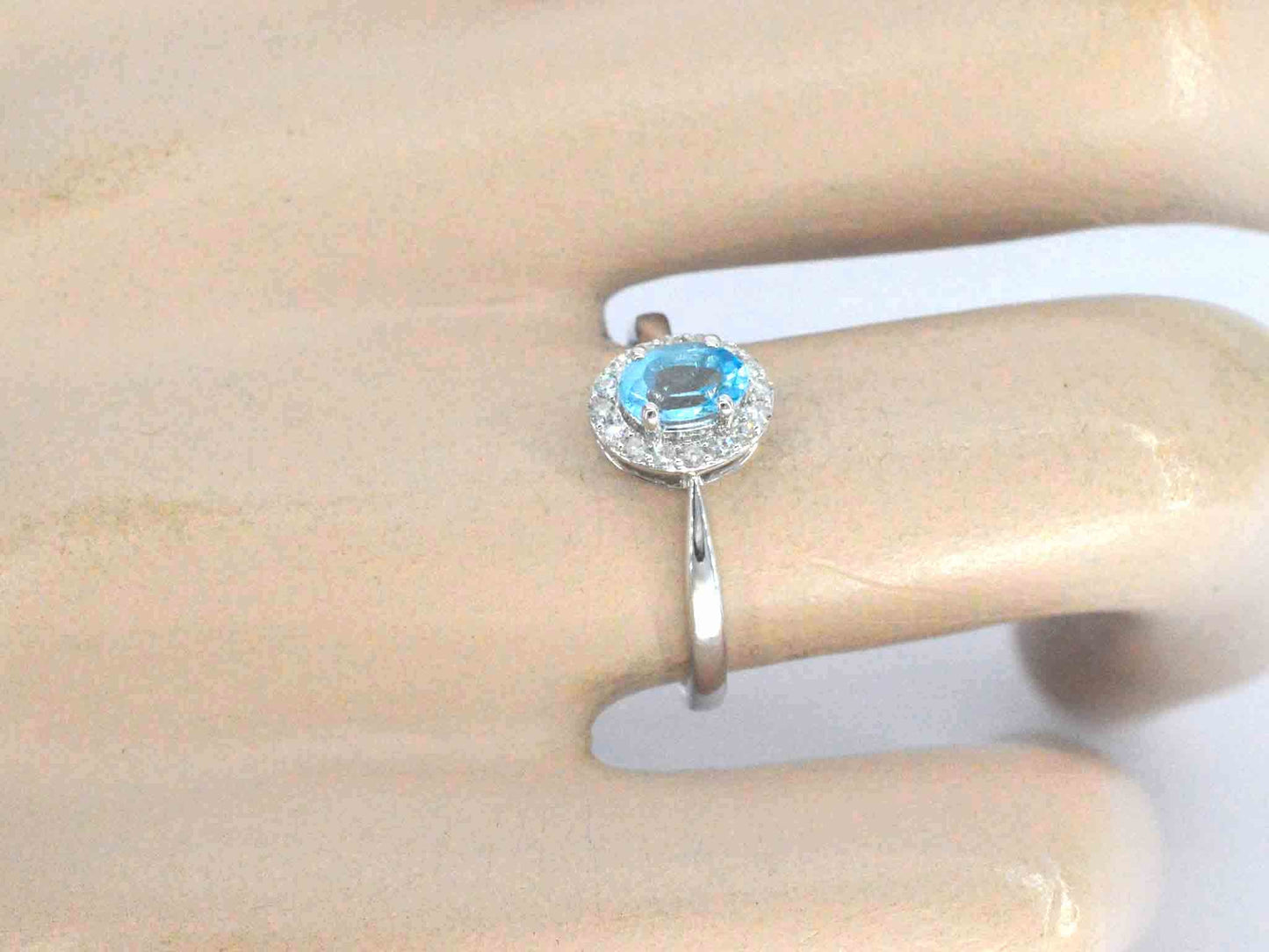 Witgouden ring met een blauwe topaas en natuurlijke diamanten