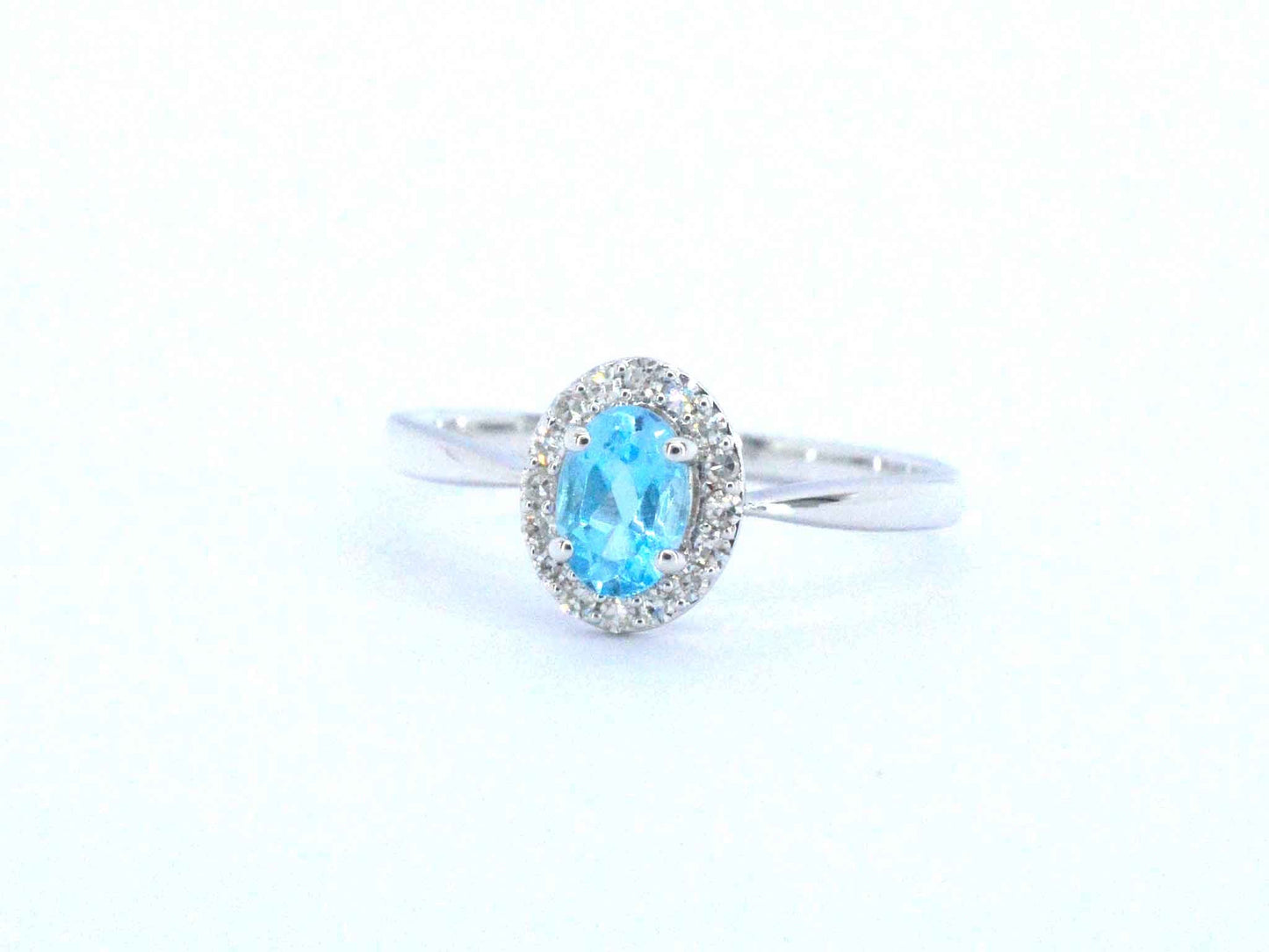 Witgouden ring met een blauwe topaas en natuurlijke diamanten