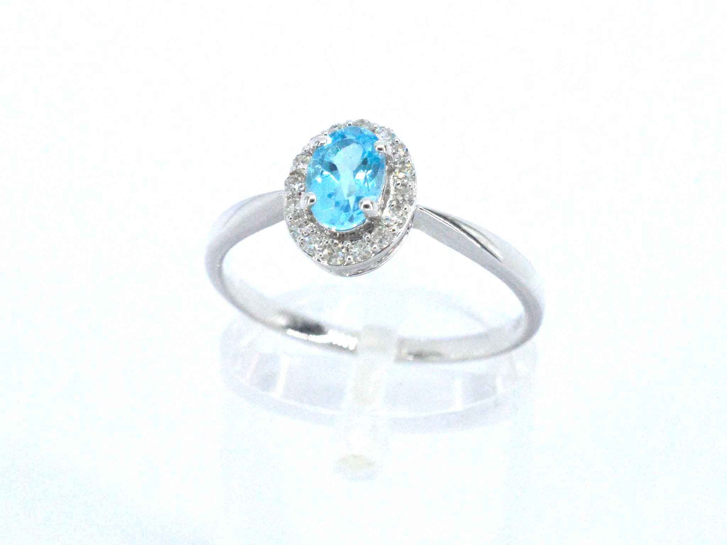 Witgouden ring met een blauwe topaas en natuurlijke diamanten