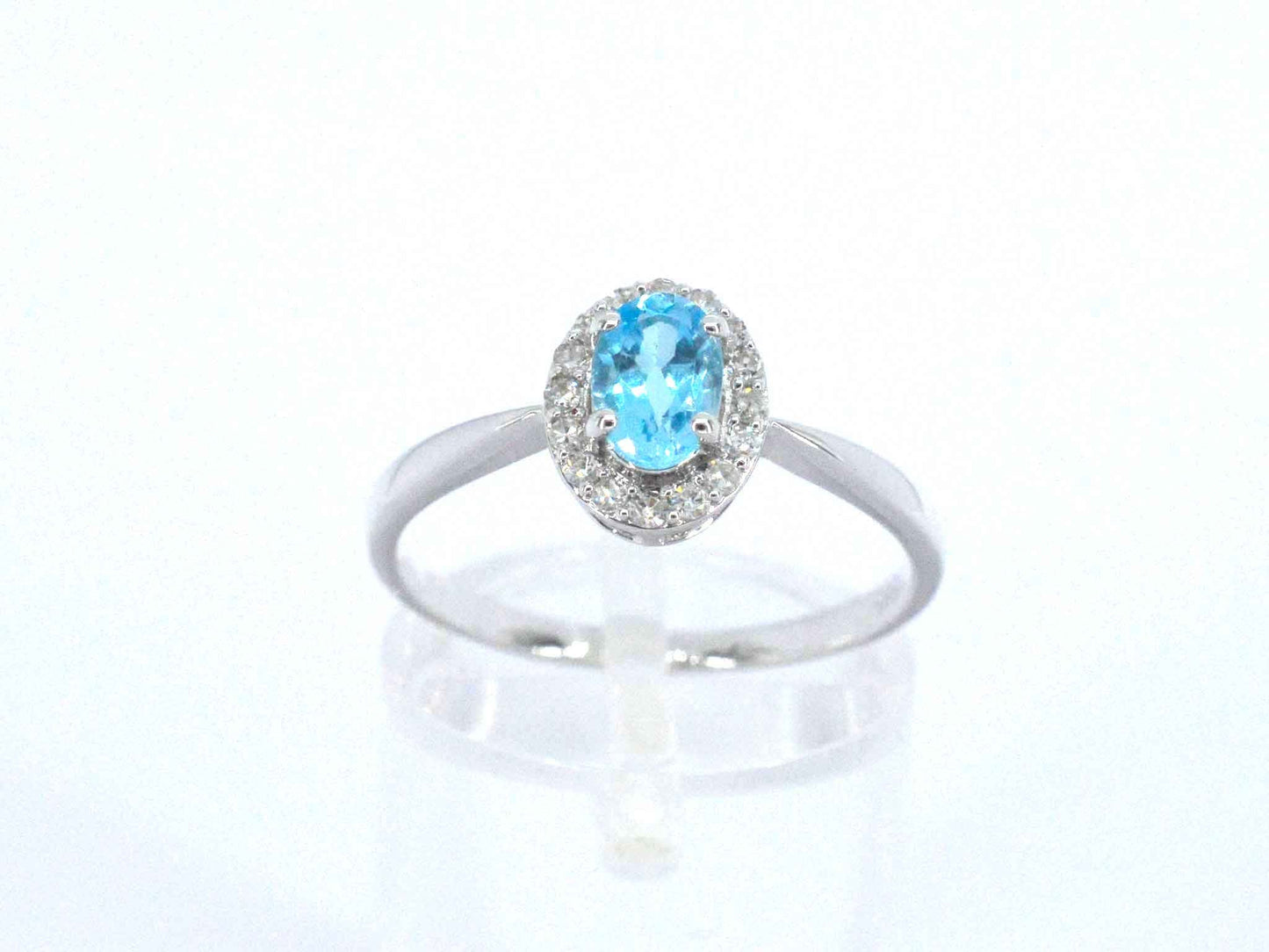 Witgouden ring met een blauwe topaas en natuurlijke diamanten