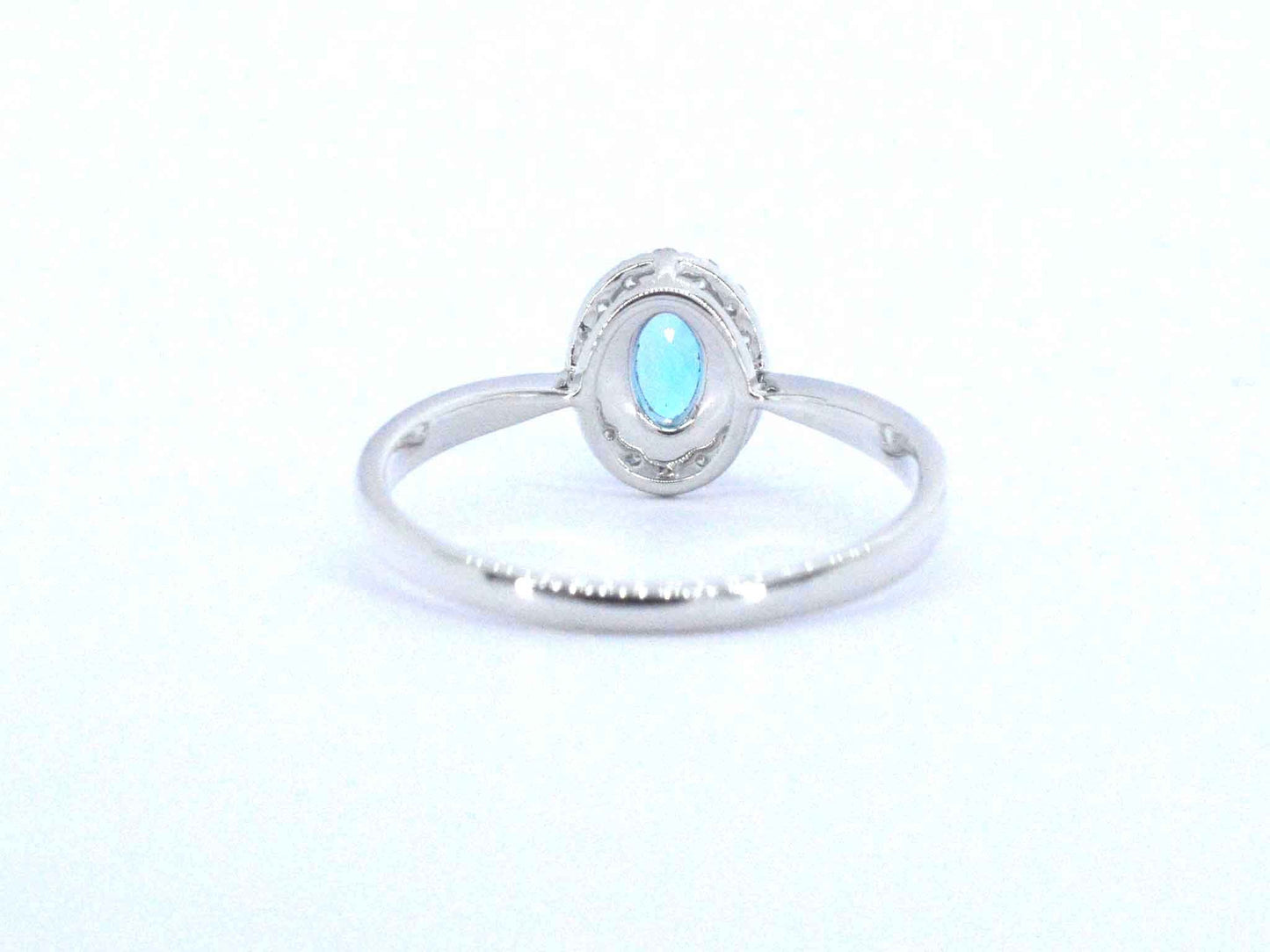 Witgouden ring met een blauwe topaas en natuurlijke diamanten