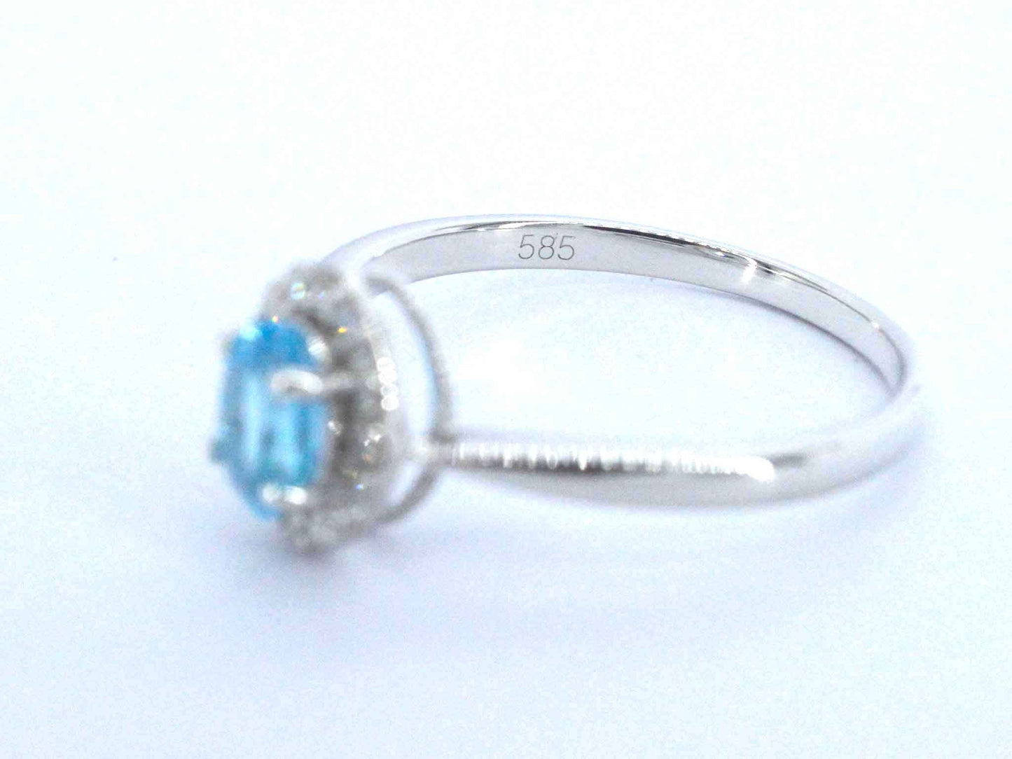 Witgouden ring met een blauwe topaas en natuurlijke diamanten