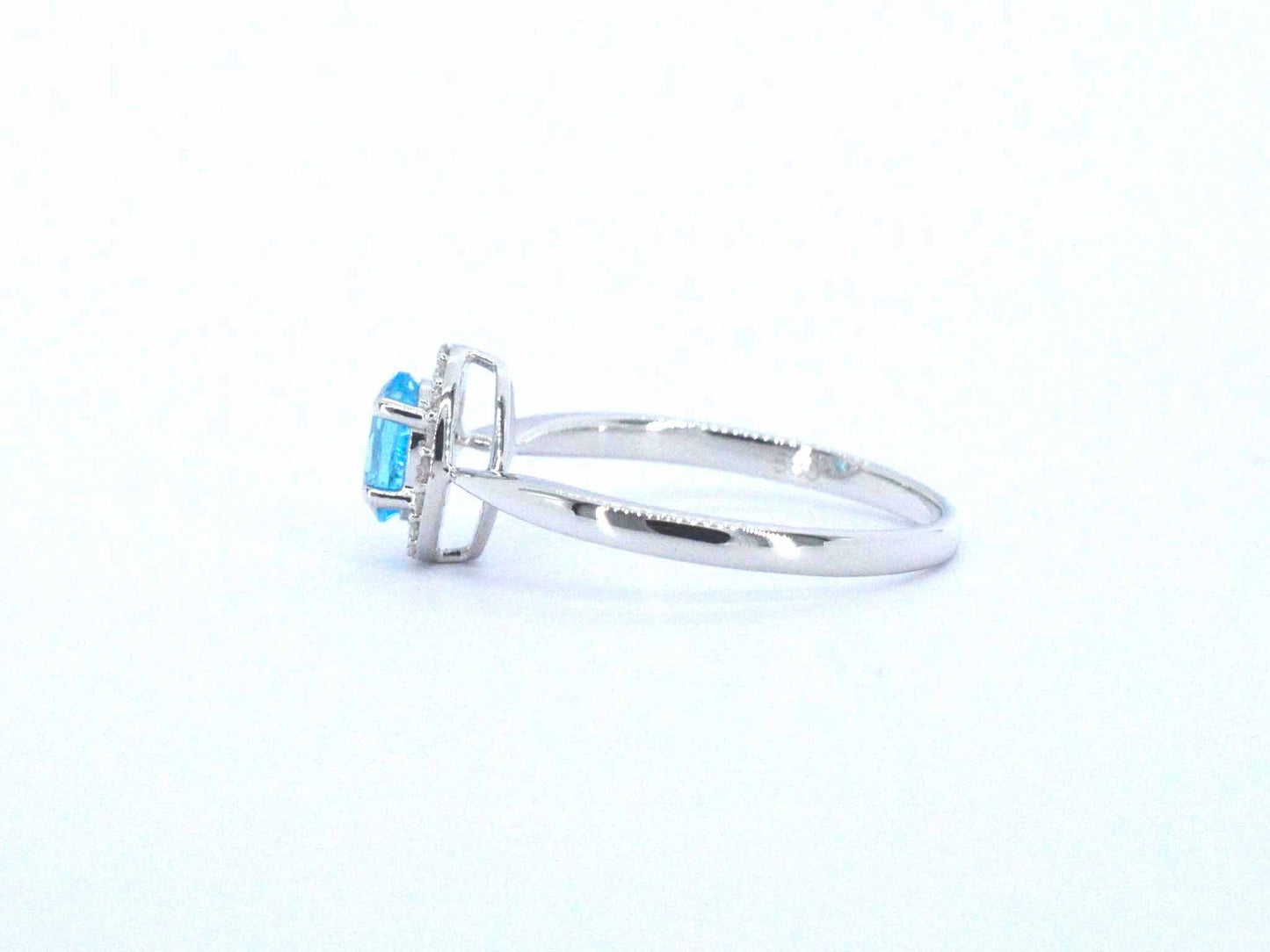 Witgouden ring met een blauwe topaas en natuurlijke diamanten