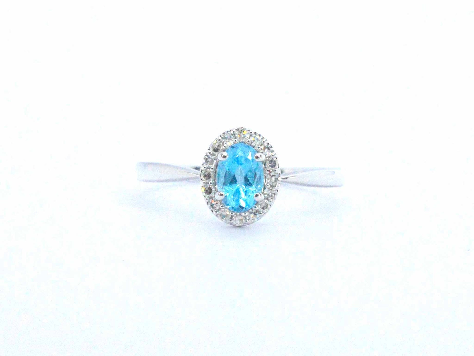 Witgouden ring met een blauwe topaas en natuurlijke diamanten