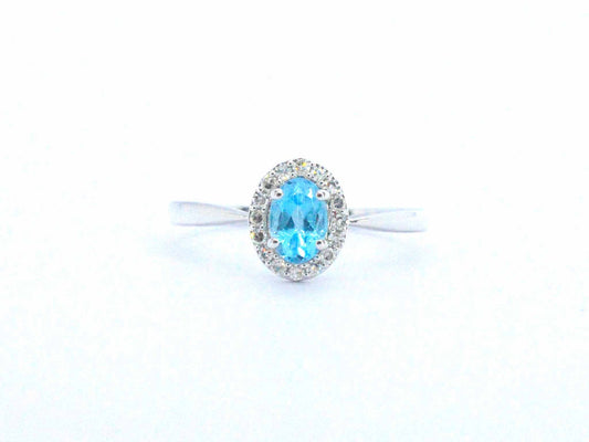 Witgouden ring met een blauwe topaas en natuurlijke diamanten