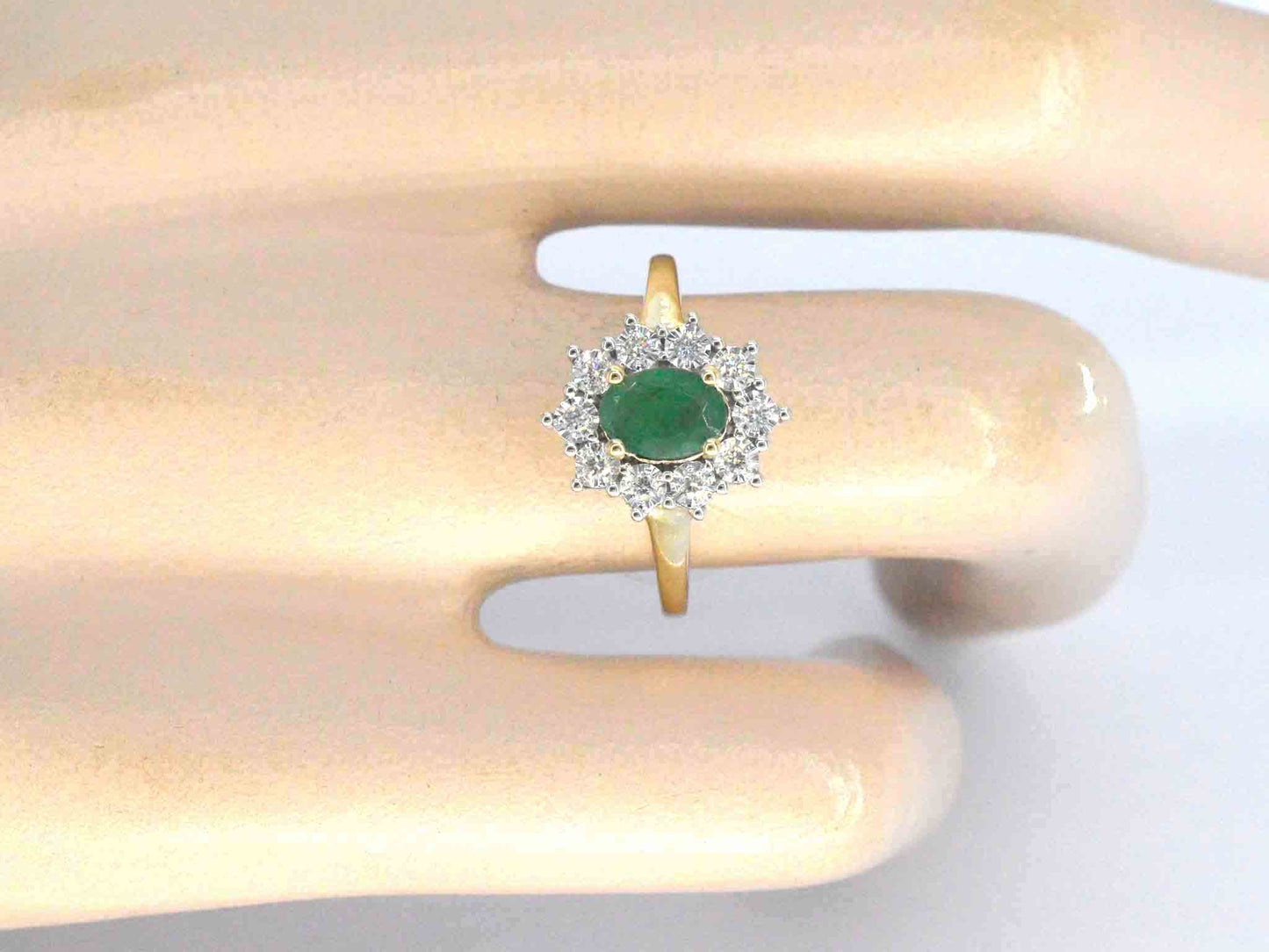 Gouden ring met een groene ovale smaragd en natuurlijke diamanten